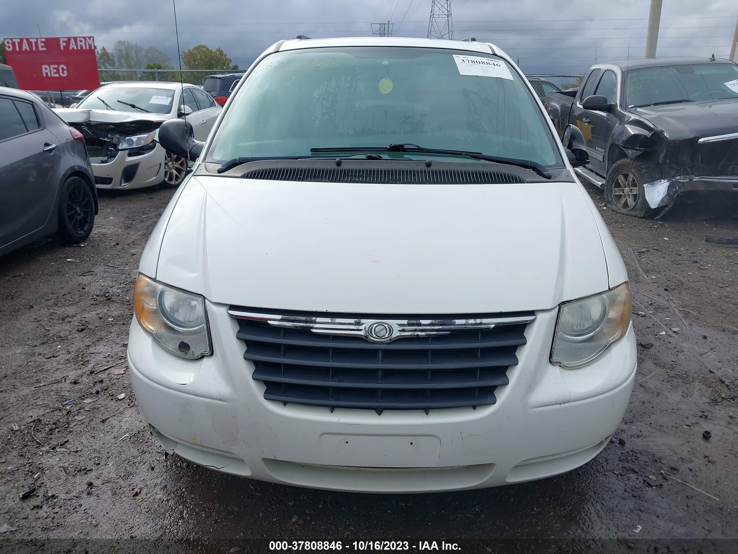 Photo 11 VIN: 2A4GP44R47R220987 - CHRYSLER TOWN & COUNTRY 