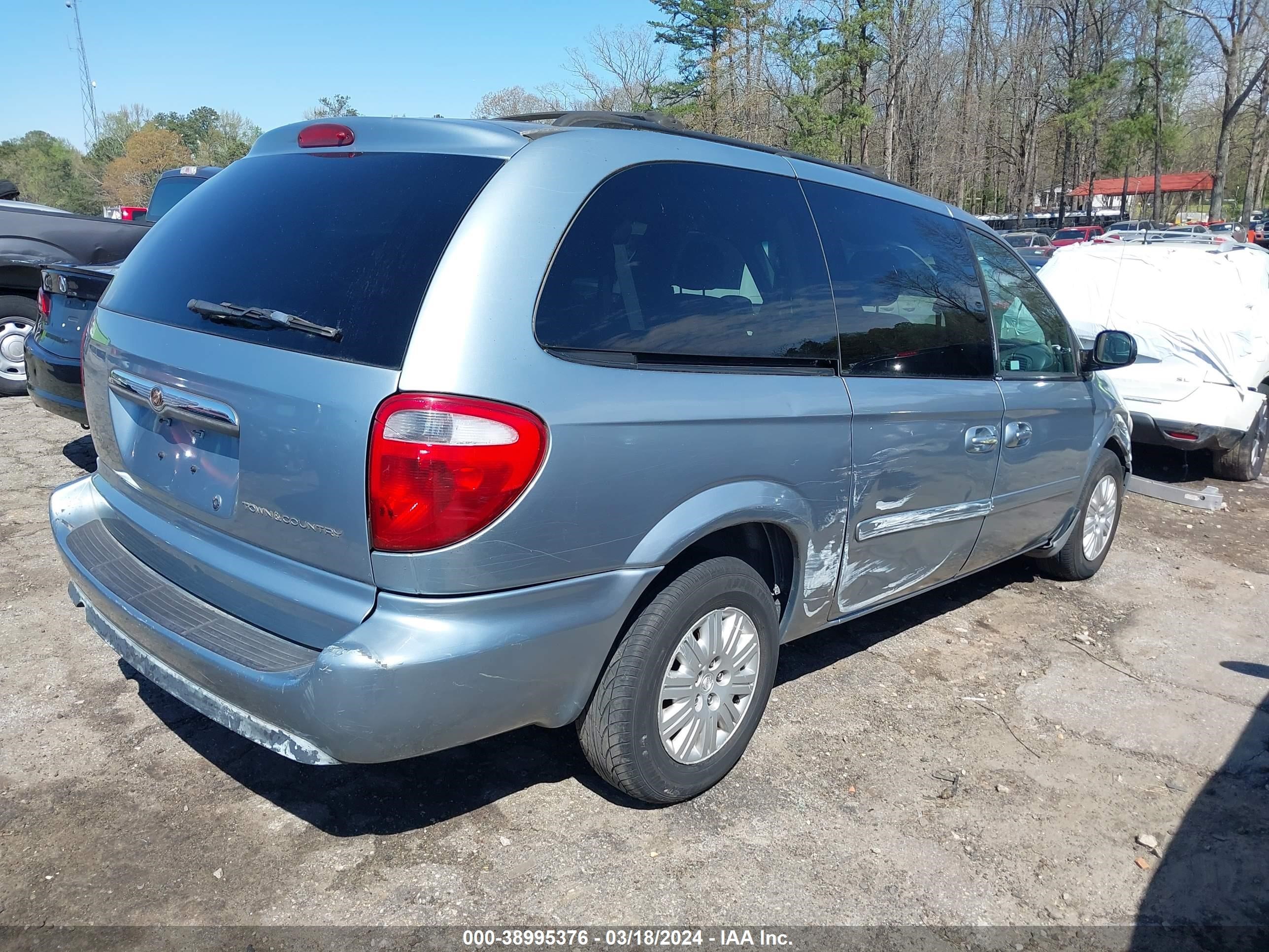 Photo 3 VIN: 2A4GP44R56R880440 - CHRYSLER TOWN & COUNTRY 