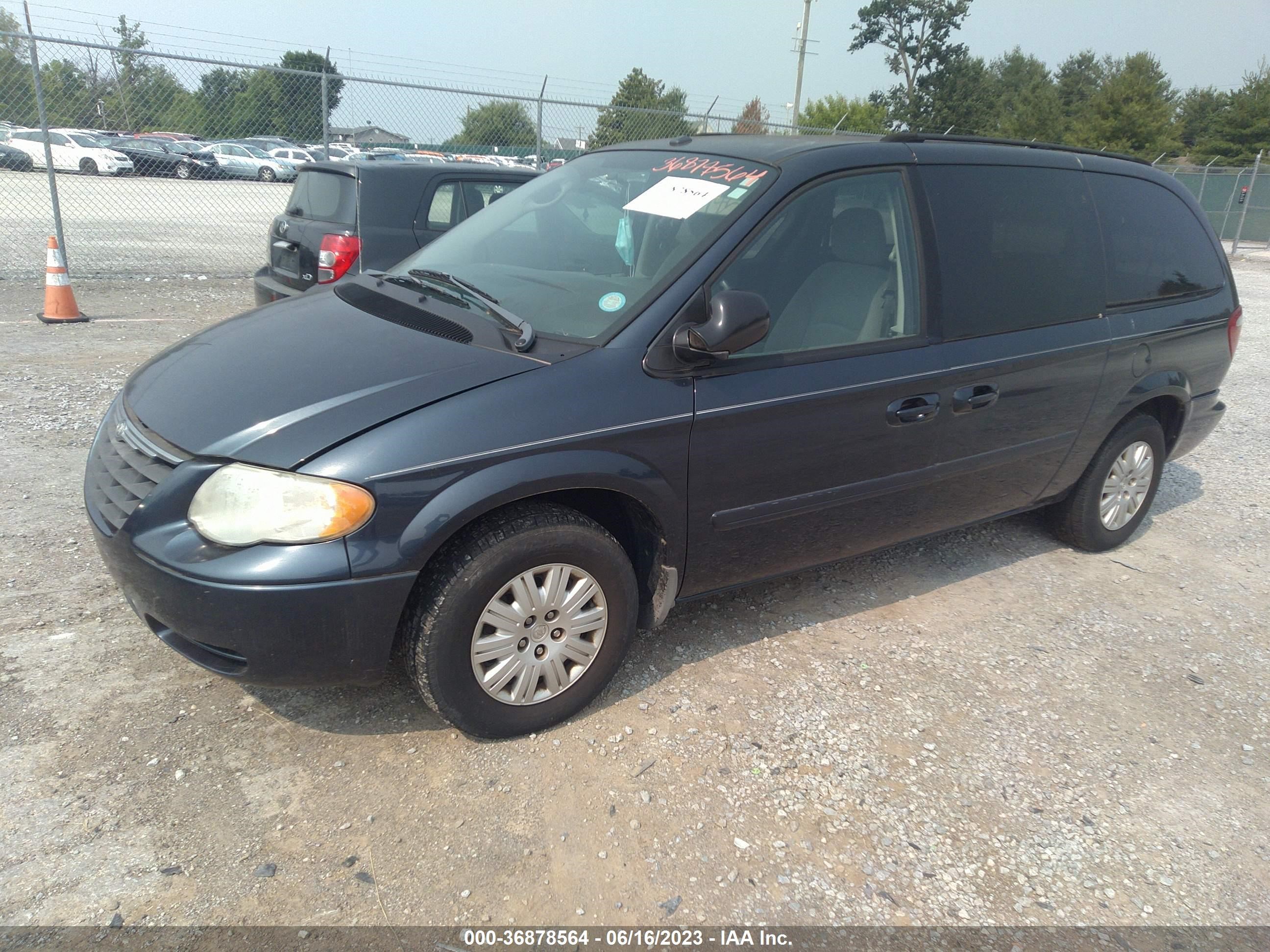 Photo 1 VIN: 2A4GP44R67R301571 - CHRYSLER TOWN & COUNTRY 