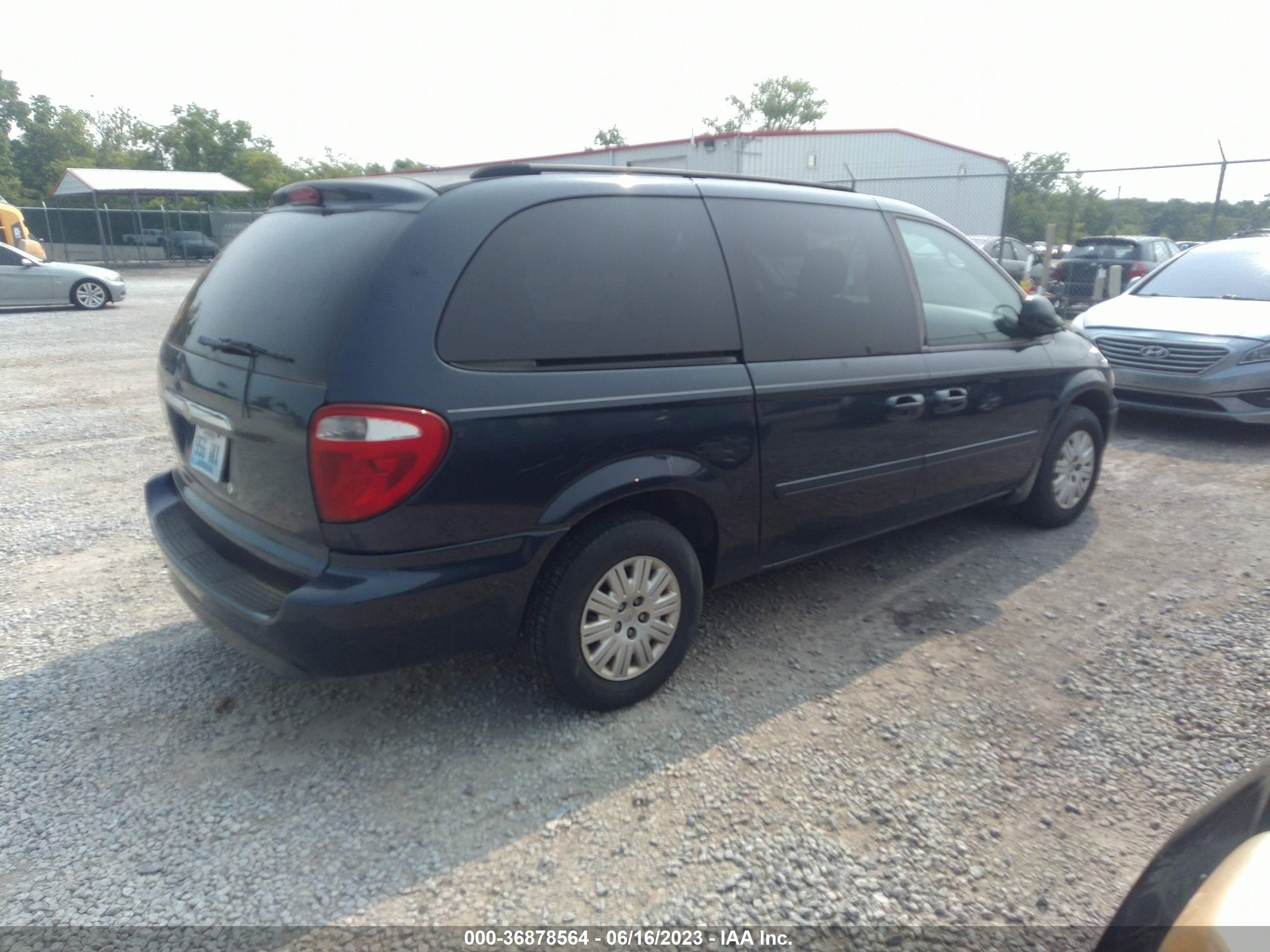 Photo 3 VIN: 2A4GP44R67R301571 - CHRYSLER TOWN & COUNTRY 