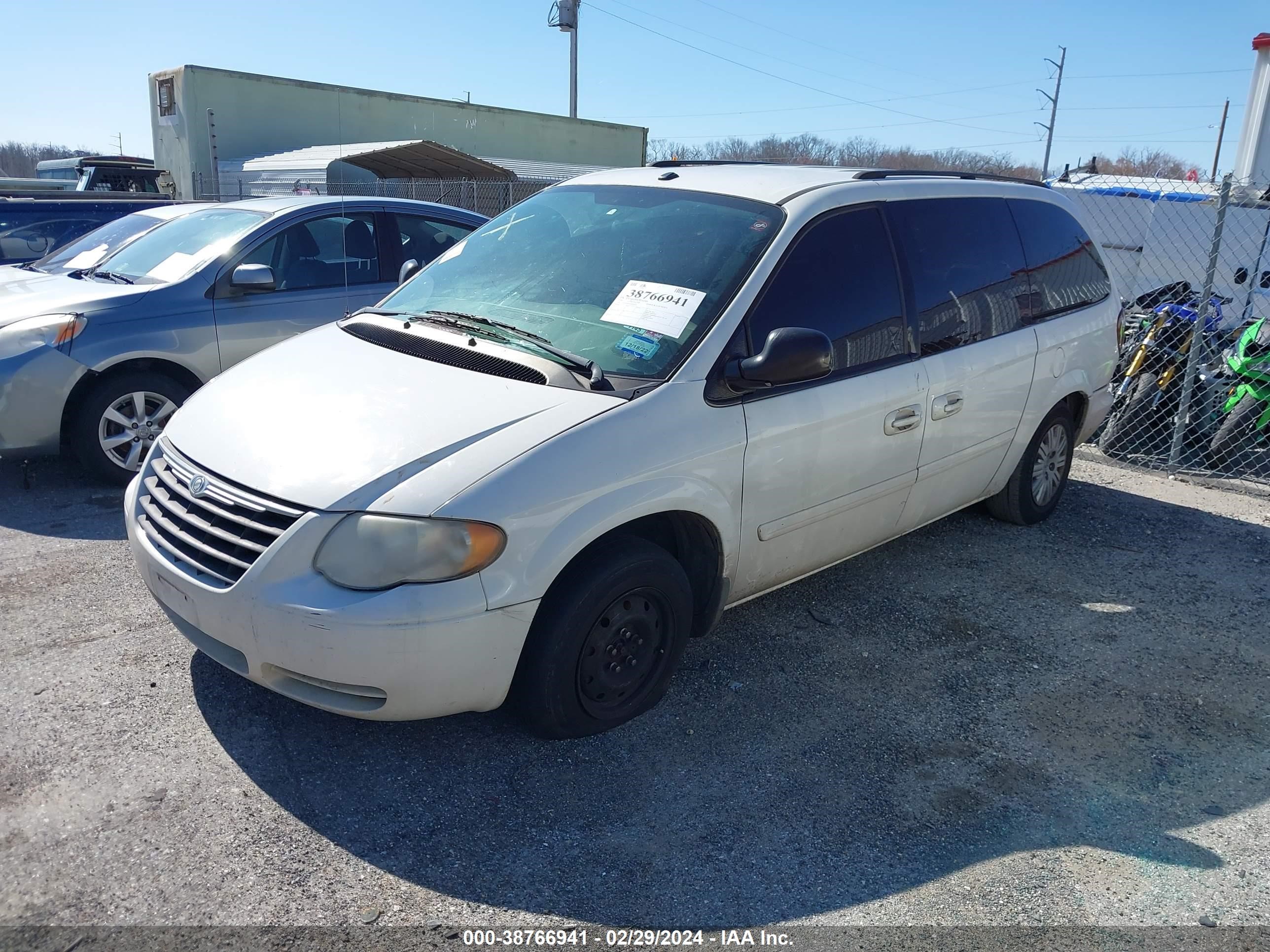 Photo 1 VIN: 2A4GP44R76R881055 - CHRYSLER TOWN & COUNTRY 