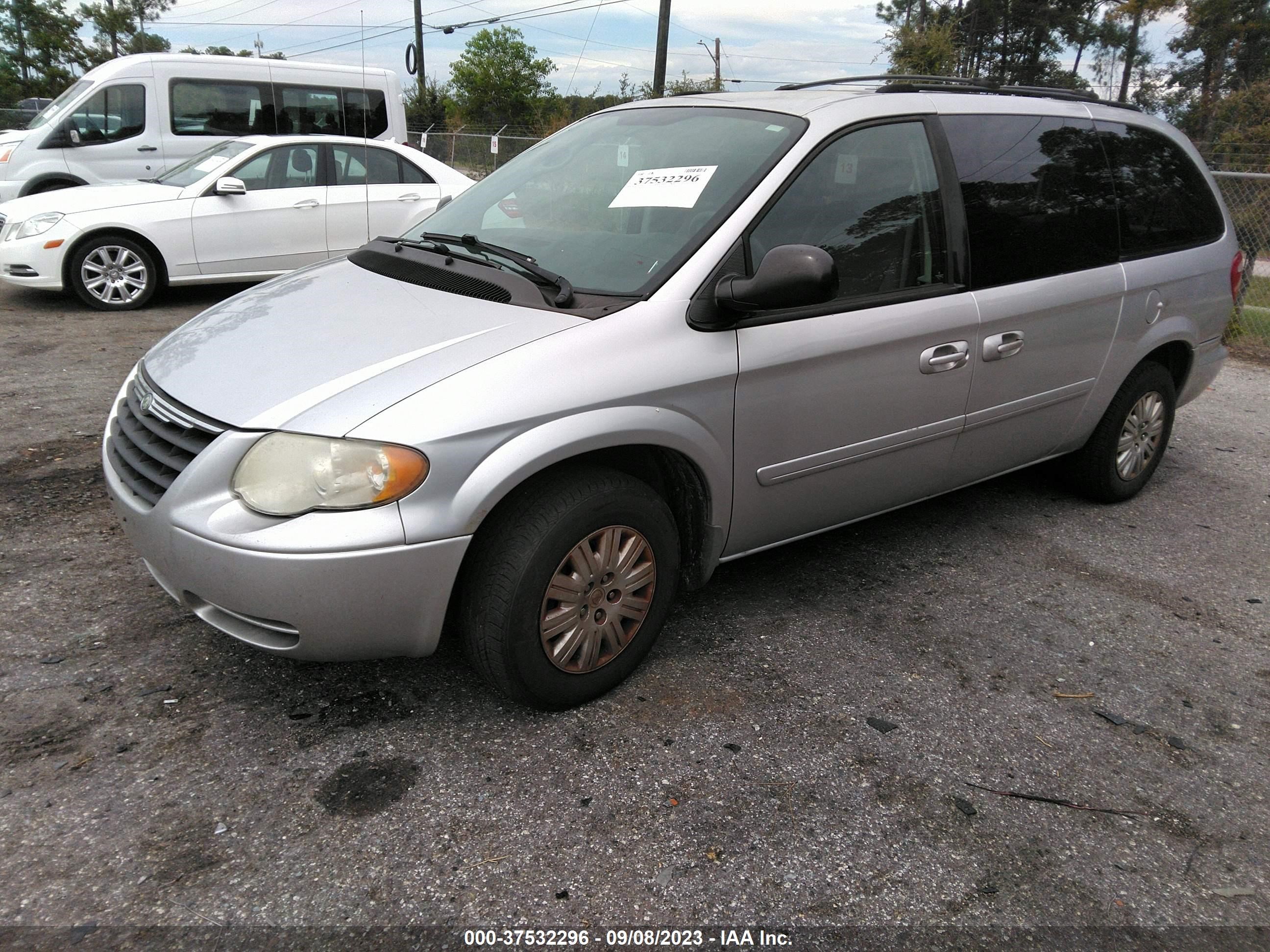 Photo 1 VIN: 2A4GP44RX7R100174 - CHRYSLER TOWN & COUNTRY 