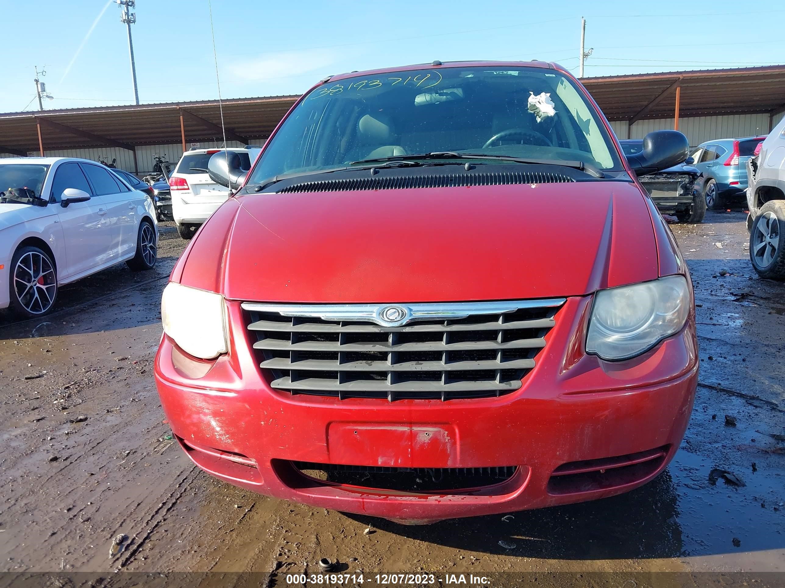 Photo 12 VIN: 2A4GP54L07R134268 - CHRYSLER TOWN & COUNTRY 