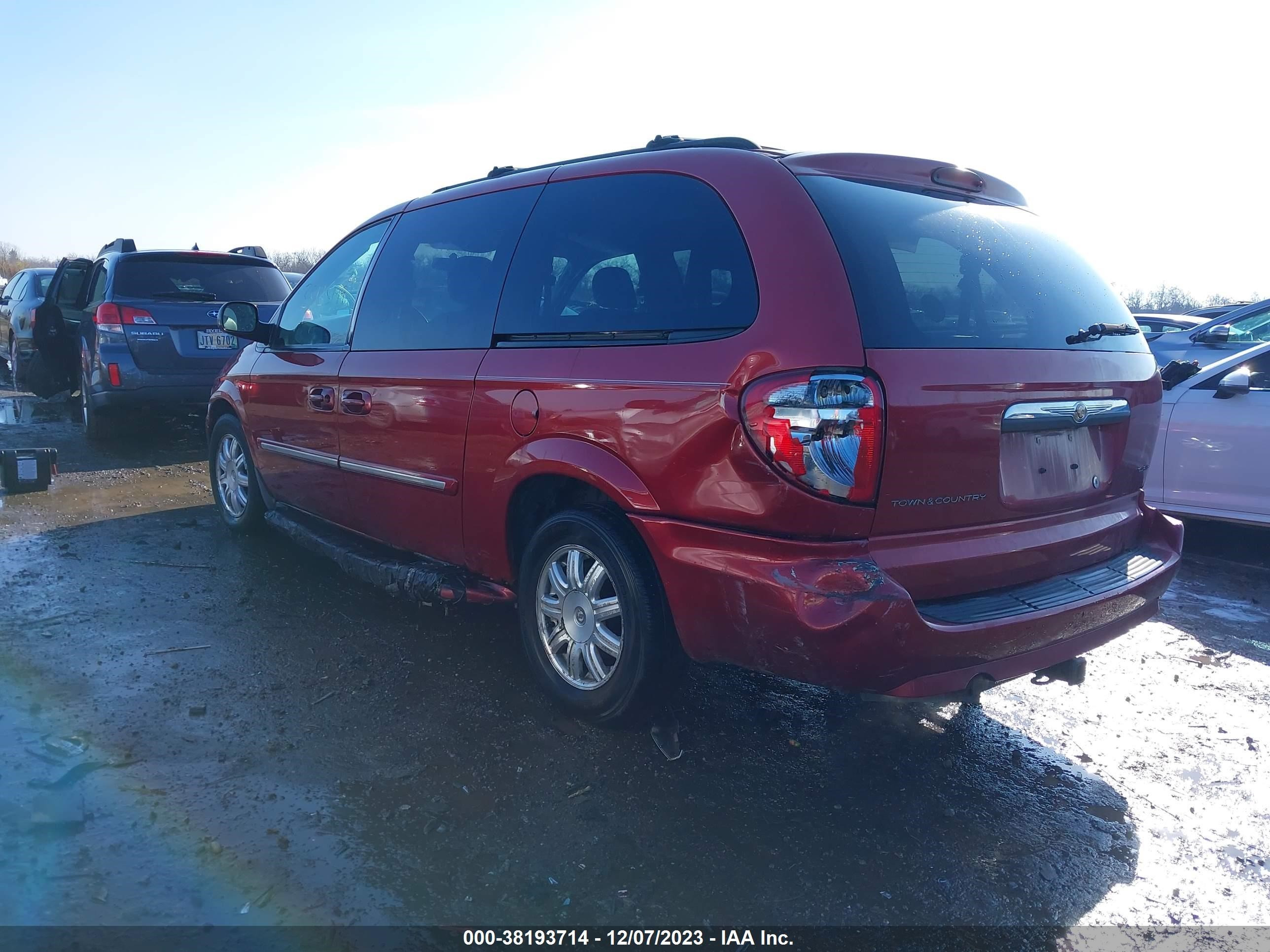 Photo 2 VIN: 2A4GP54L07R134268 - CHRYSLER TOWN & COUNTRY 