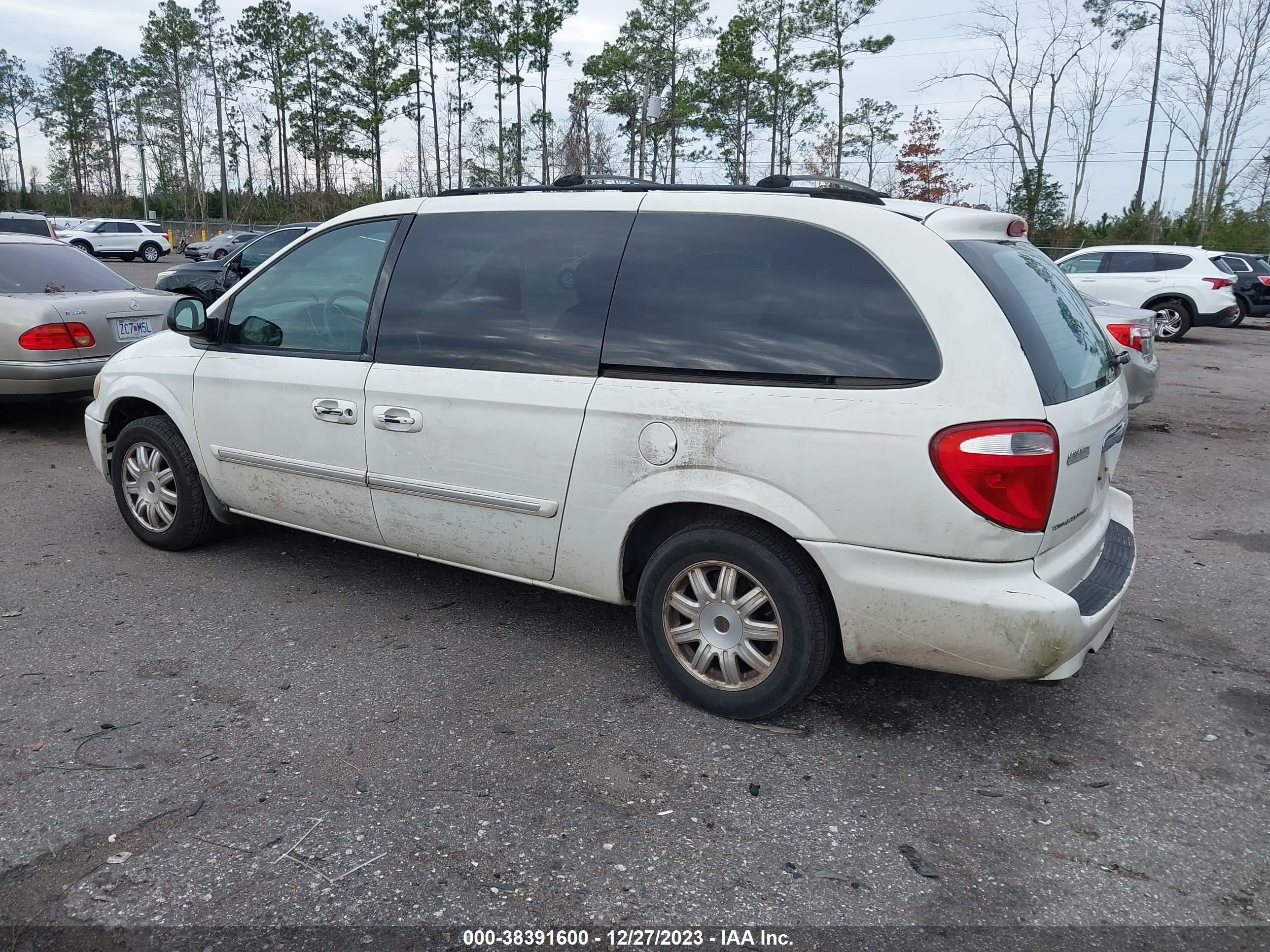 Photo 2 VIN: 2A4GP54L07R284252 - CHRYSLER TOWN & COUNTRY 