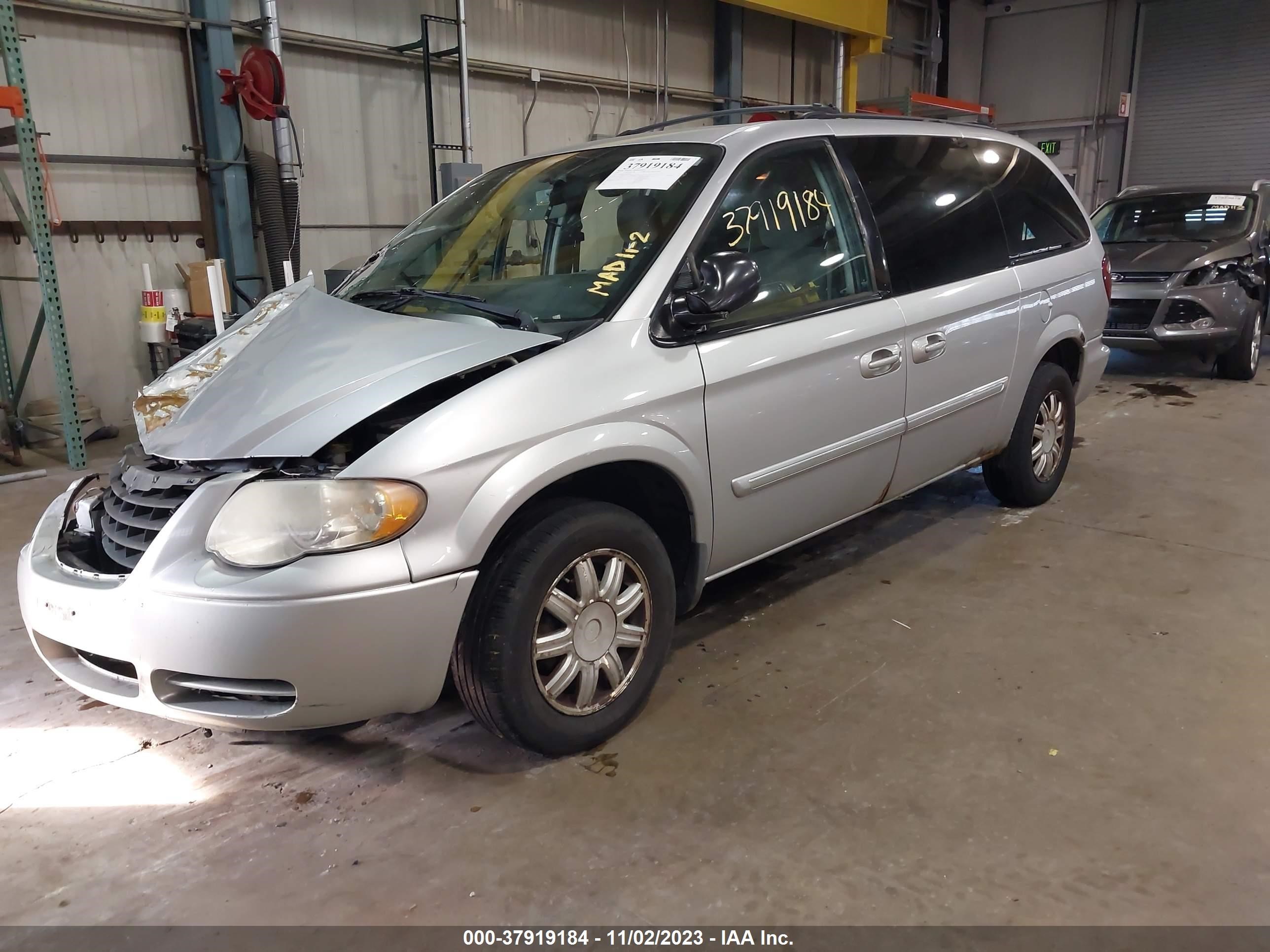 Photo 1 VIN: 2A4GP54L17R107421 - CHRYSLER TOWN & COUNTRY 