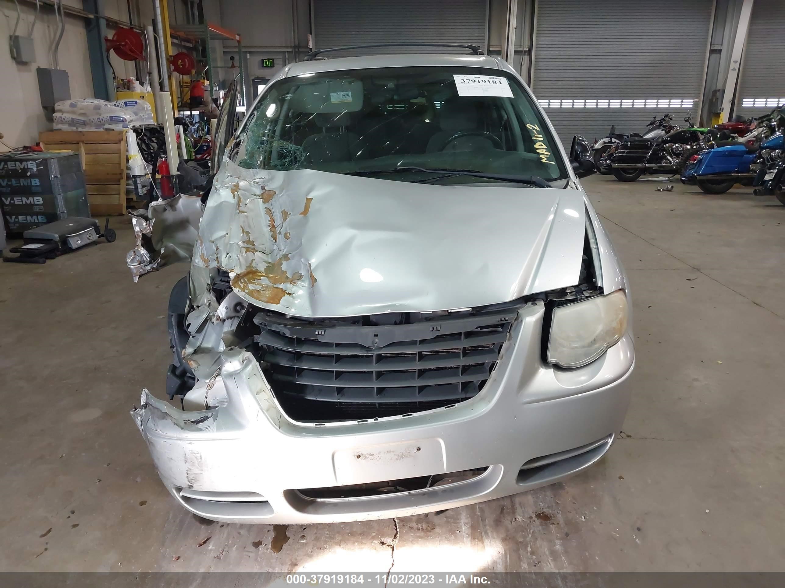 Photo 12 VIN: 2A4GP54L17R107421 - CHRYSLER TOWN & COUNTRY 