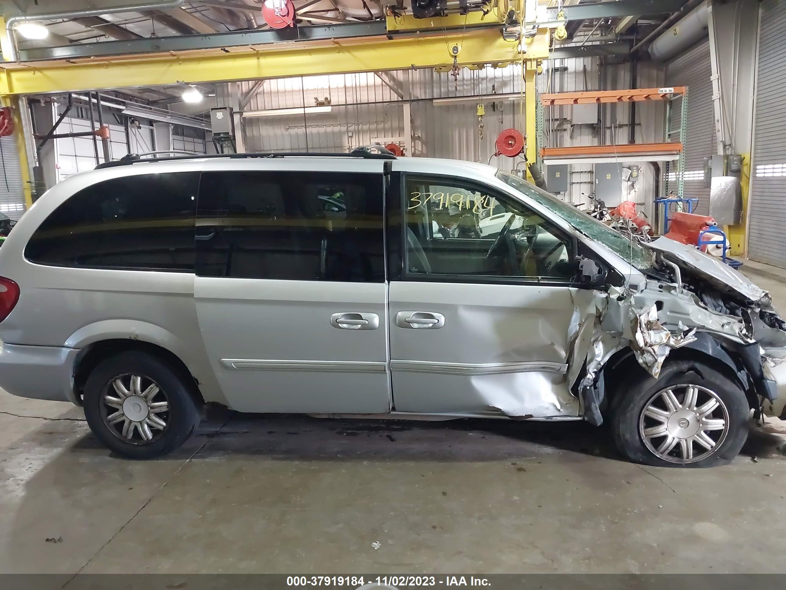 Photo 13 VIN: 2A4GP54L17R107421 - CHRYSLER TOWN & COUNTRY 