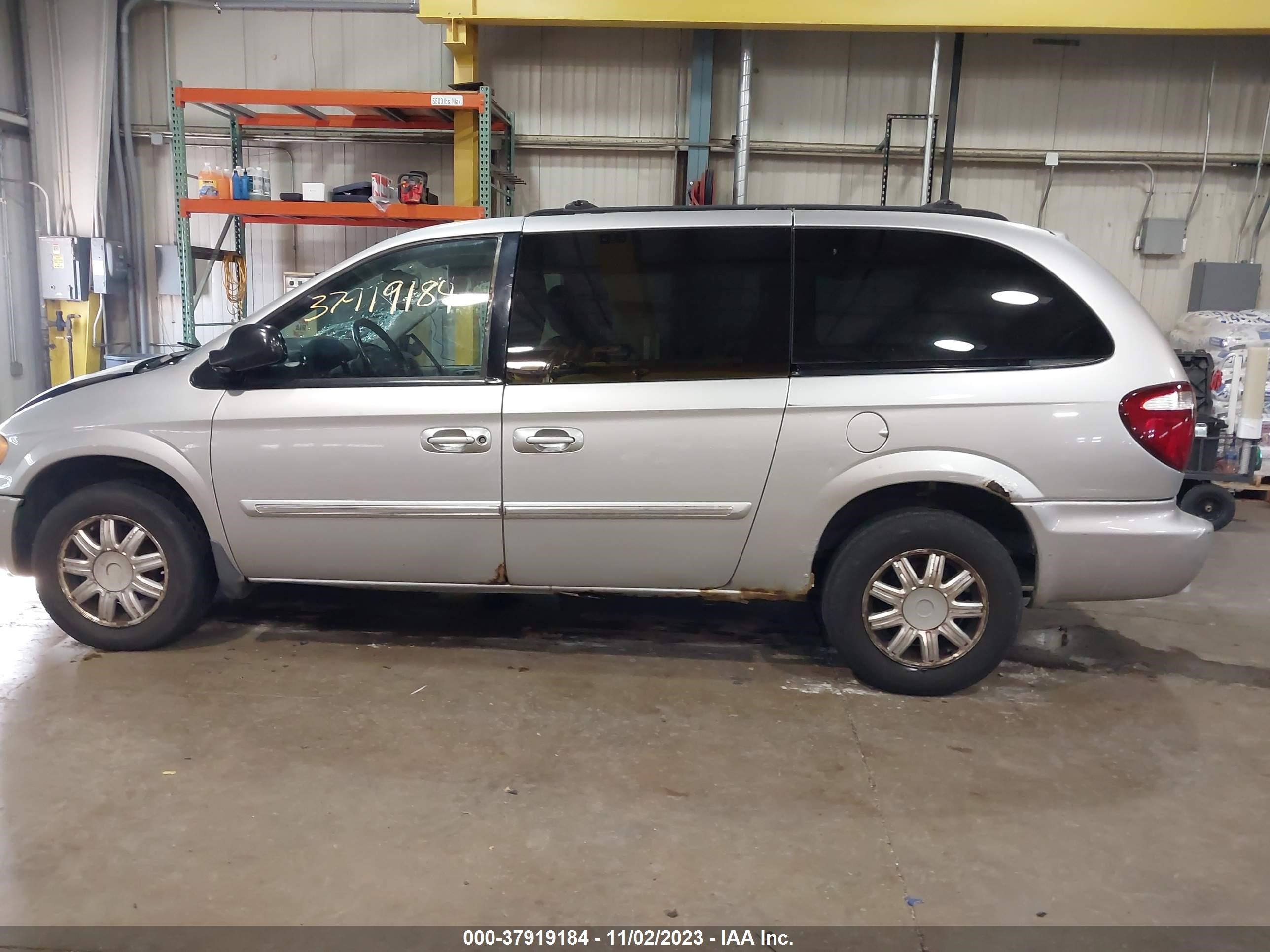 Photo 14 VIN: 2A4GP54L17R107421 - CHRYSLER TOWN & COUNTRY 