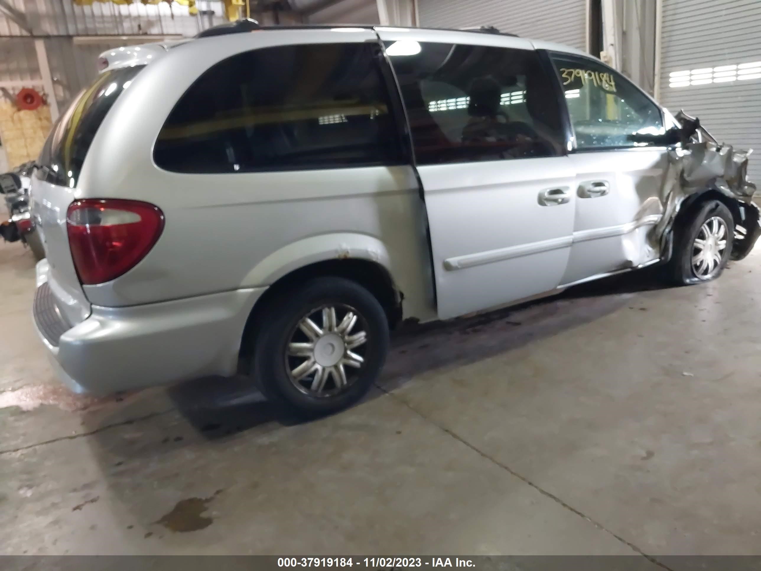 Photo 3 VIN: 2A4GP54L17R107421 - CHRYSLER TOWN & COUNTRY 