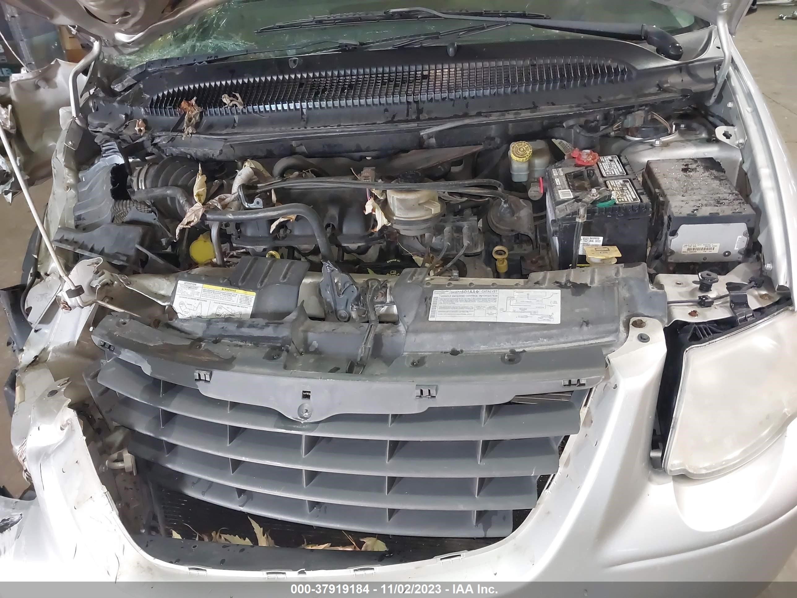 Photo 9 VIN: 2A4GP54L17R107421 - CHRYSLER TOWN & COUNTRY 