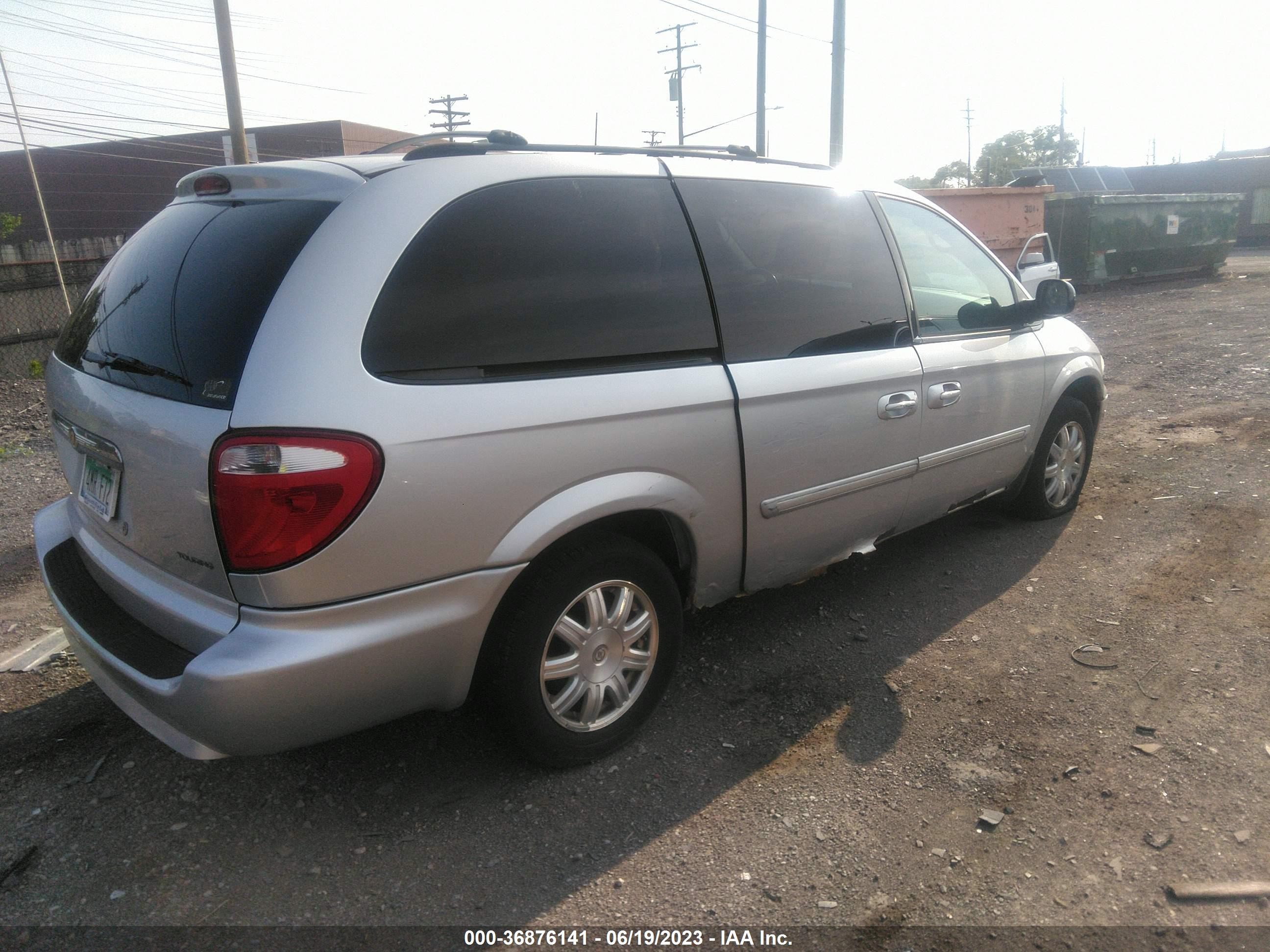 Photo 3 VIN: 2A4GP54L47R317849 - CHRYSLER TOWN & COUNTRY 