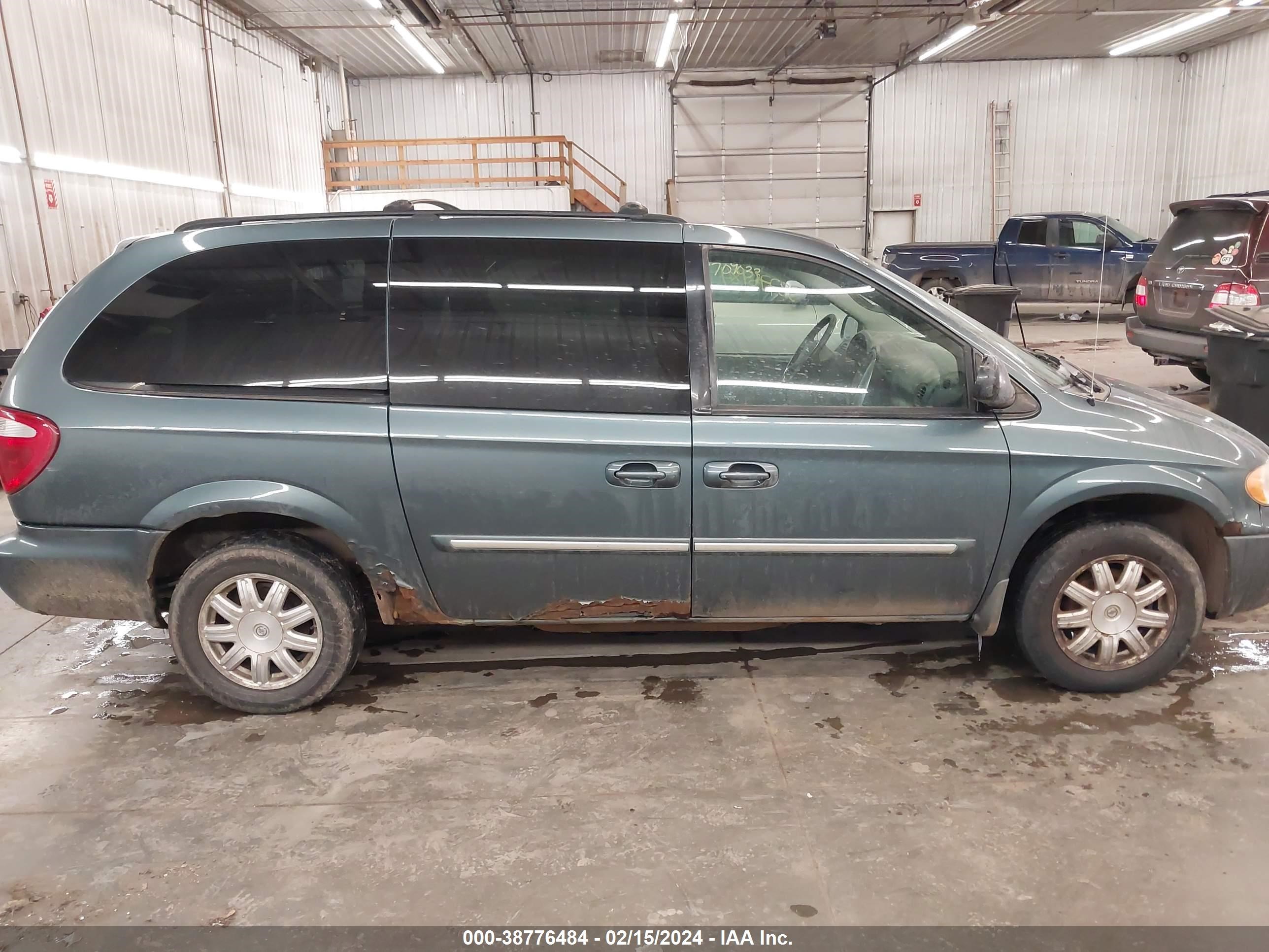 Photo 12 VIN: 2A4GP54L56R858133 - CHRYSLER TOWN & COUNTRY 