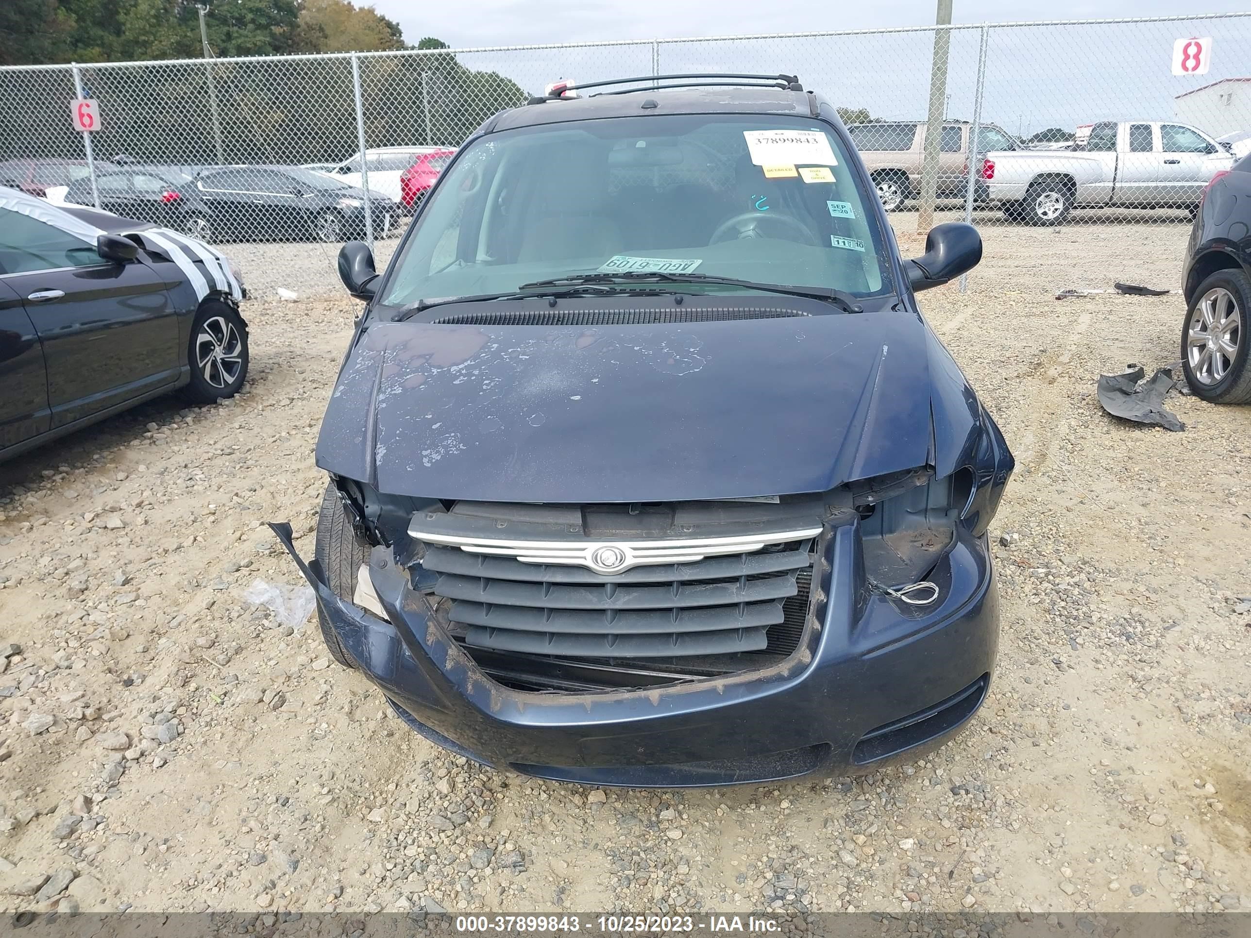 Photo 11 VIN: 2A4GP54L57R230655 - CHRYSLER TOWN & COUNTRY 