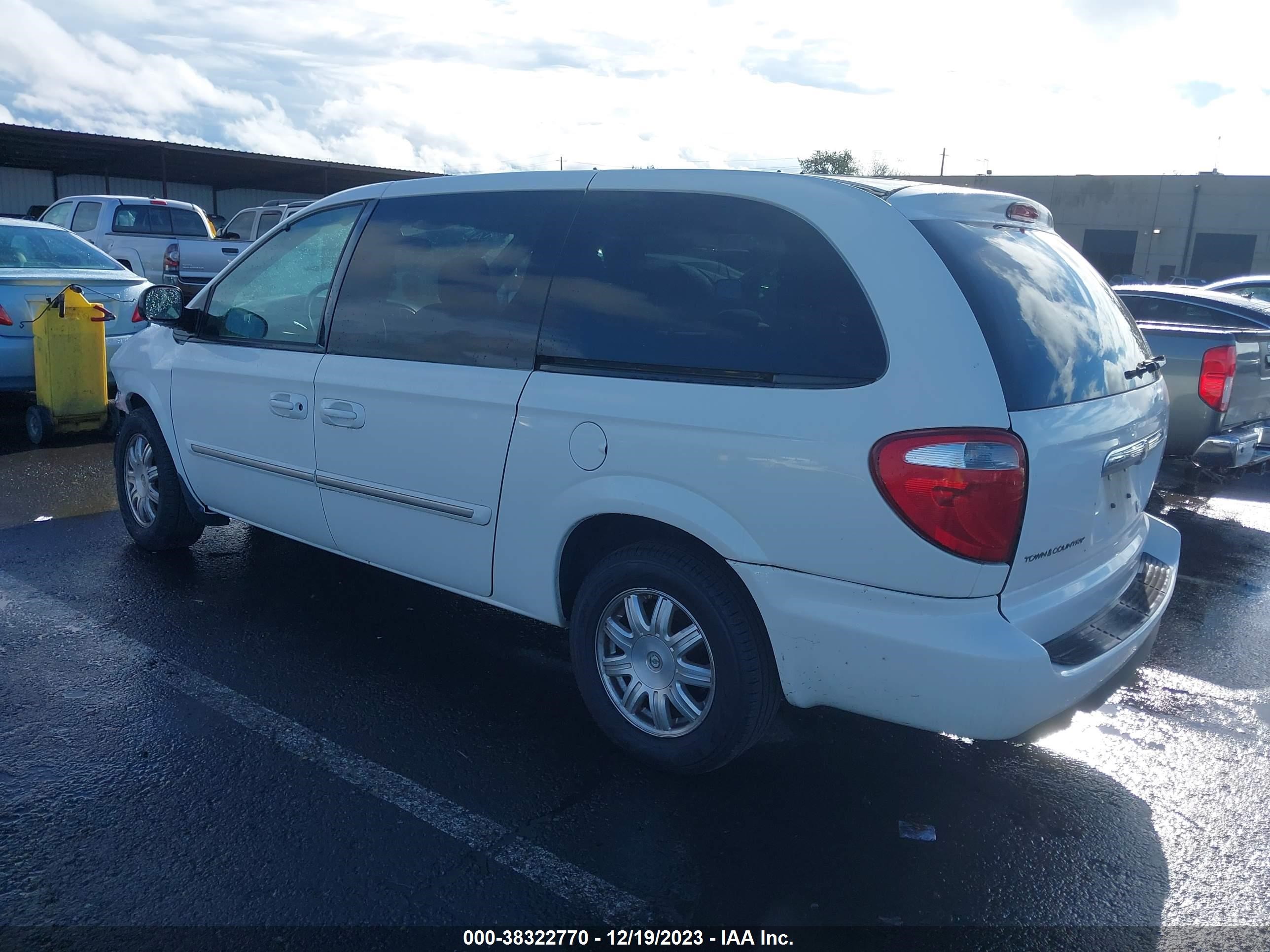 Photo 2 VIN: 2A4GP54L66R721993 - CHRYSLER TOWN & COUNTRY 