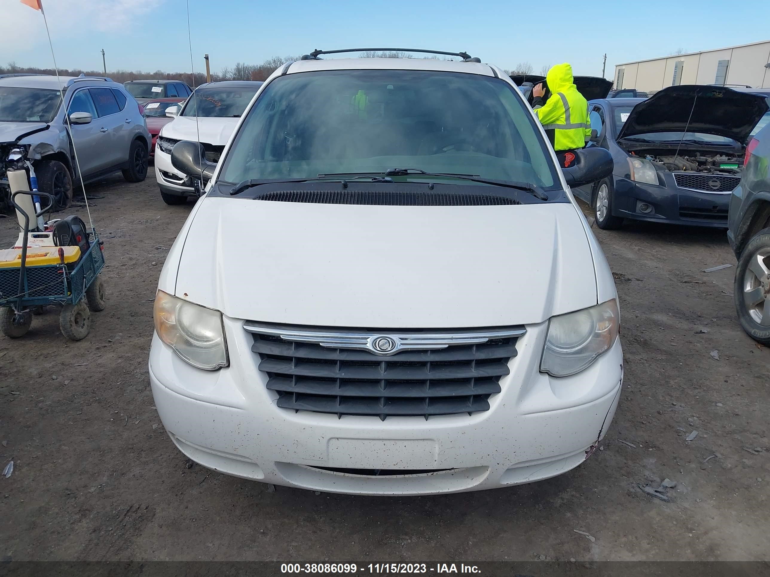 Photo 5 VIN: 2A4GP54L76R648035 - CHRYSLER TOWN & COUNTRY 