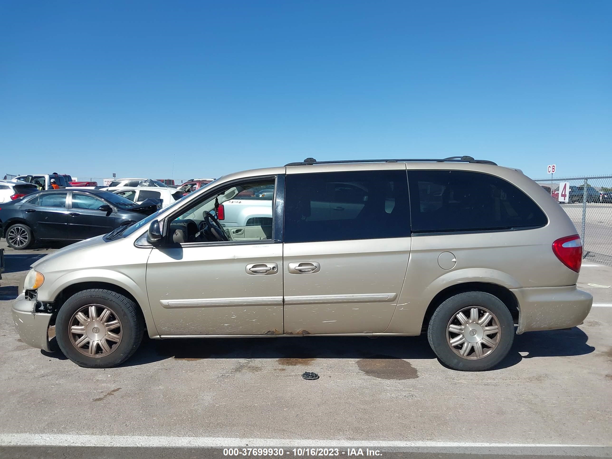 Photo 13 VIN: 2A4GP54L87R259101 - CHRYSLER TOWN & COUNTRY 