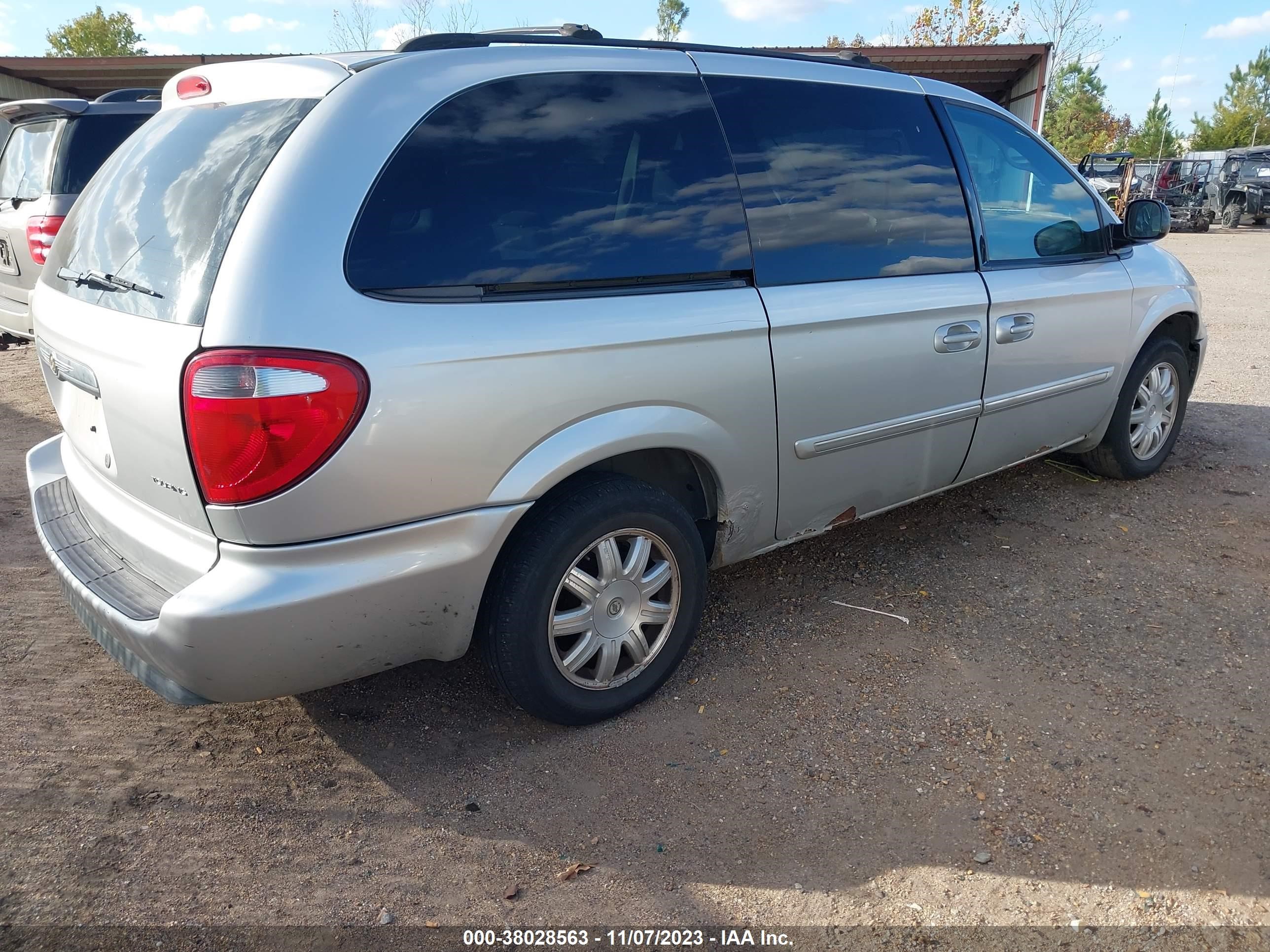 Photo 3 VIN: 2A4GP54L96R921363 - CHRYSLER TOWN & COUNTRY 