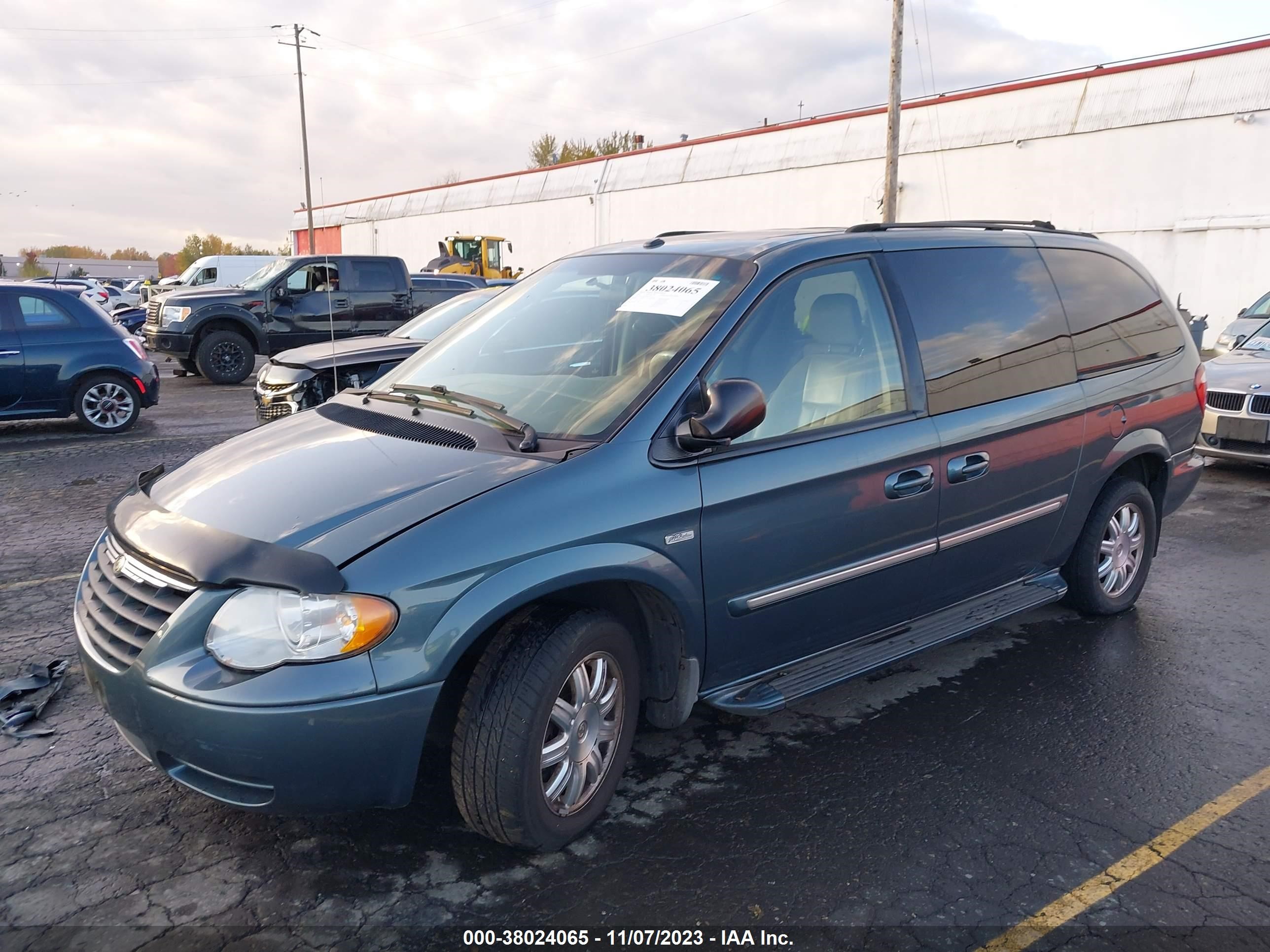 Photo 1 VIN: 2A4GP54L97R231873 - CHRYSLER TOWN & COUNTRY 