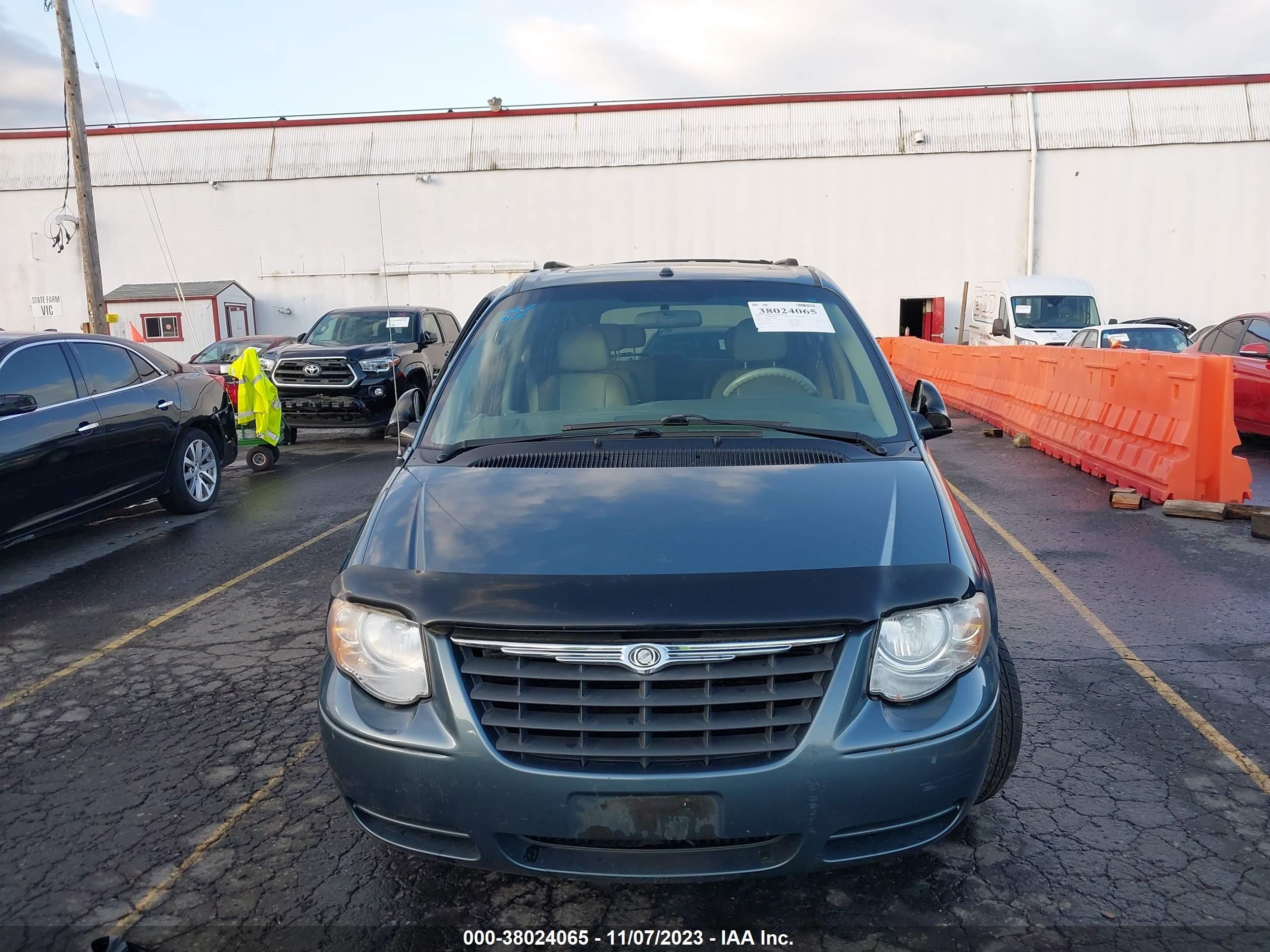 Photo 11 VIN: 2A4GP54L97R231873 - CHRYSLER TOWN & COUNTRY 