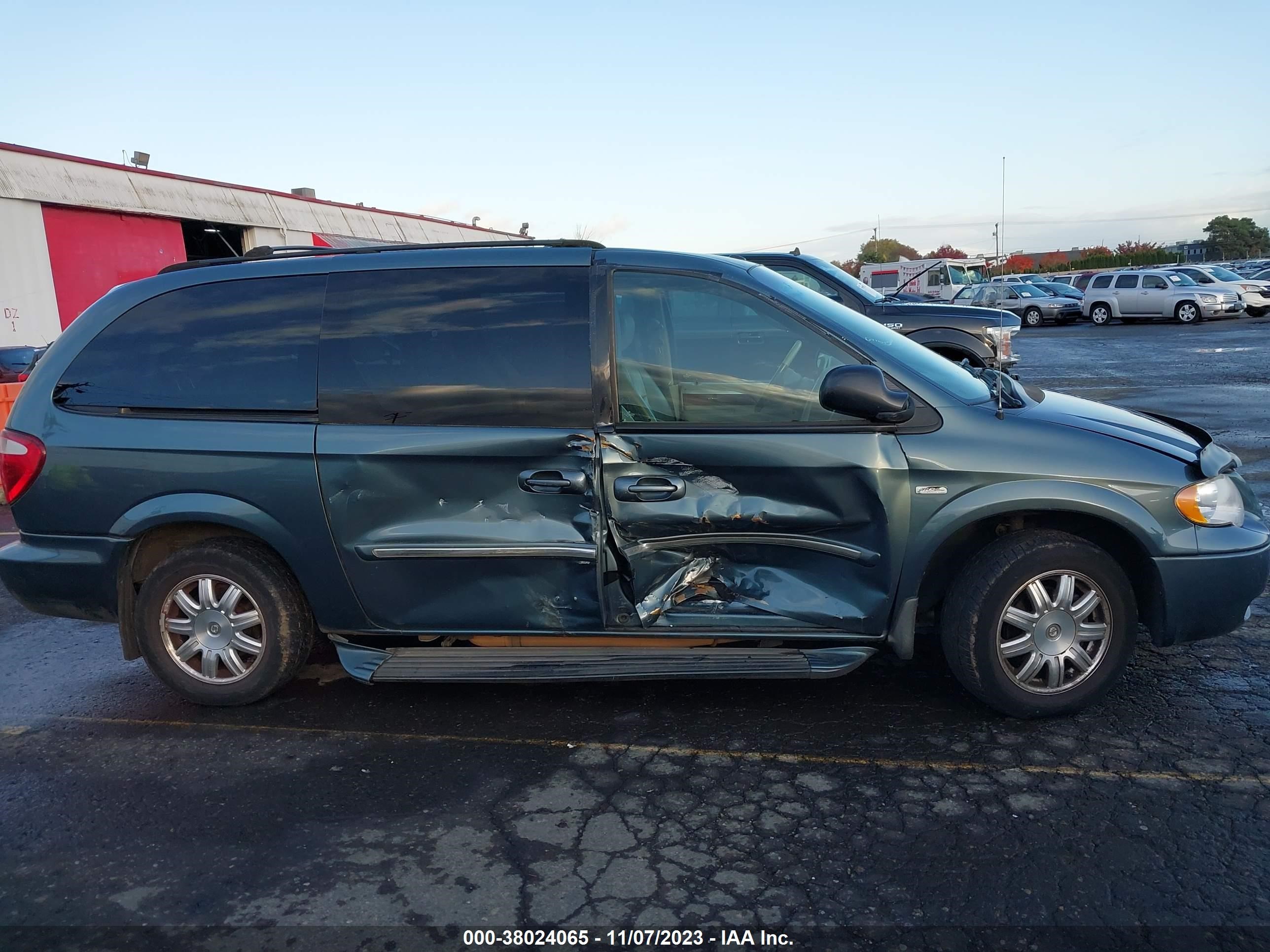 Photo 12 VIN: 2A4GP54L97R231873 - CHRYSLER TOWN & COUNTRY 