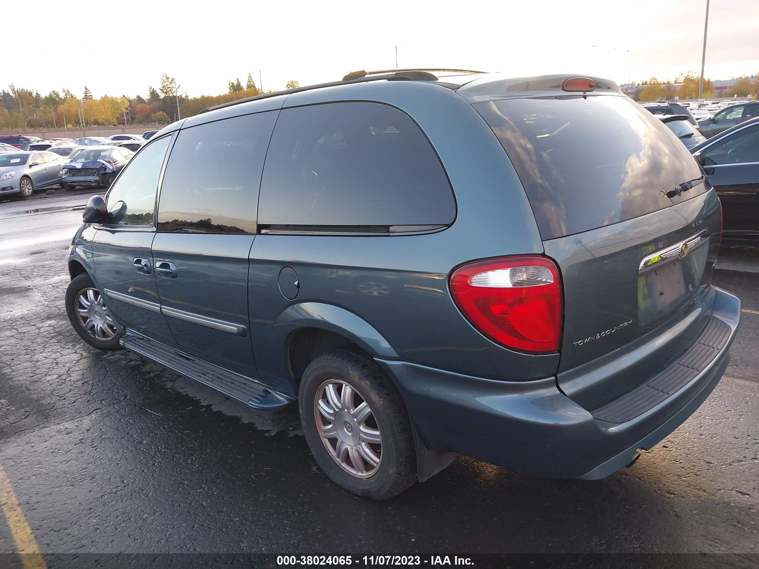 Photo 2 VIN: 2A4GP54L97R231873 - CHRYSLER TOWN & COUNTRY 