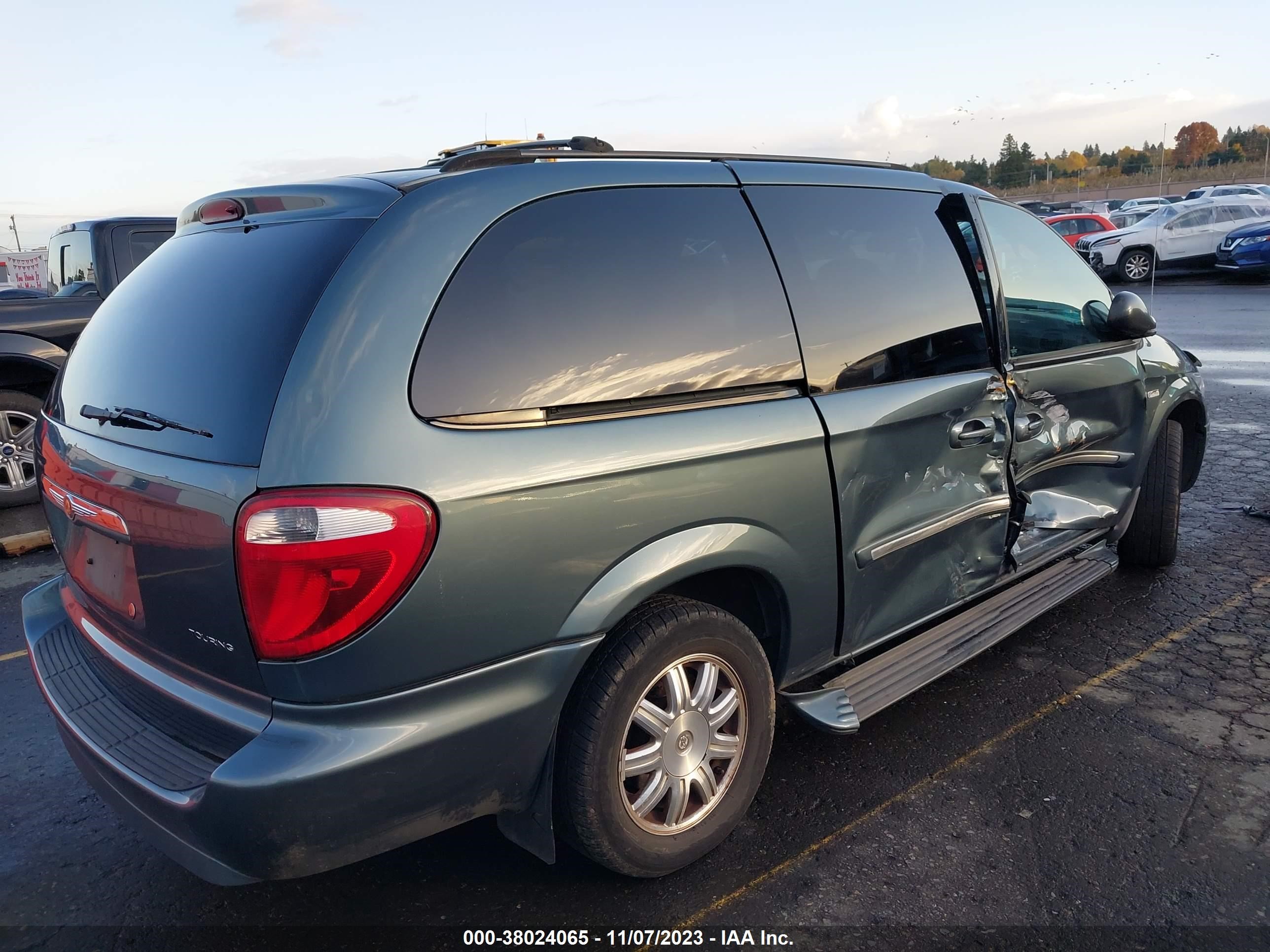 Photo 3 VIN: 2A4GP54L97R231873 - CHRYSLER TOWN & COUNTRY 