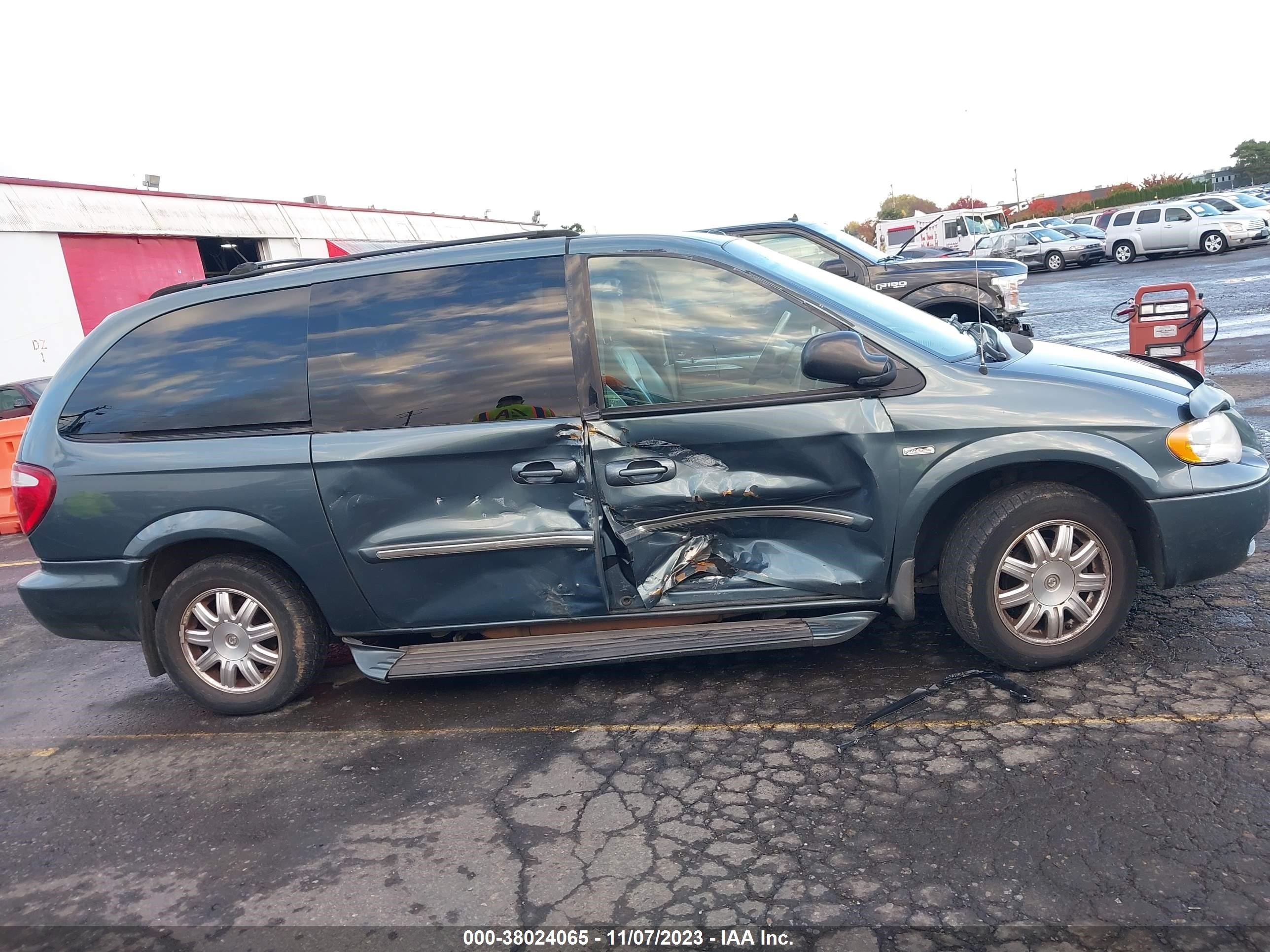 Photo 5 VIN: 2A4GP54L97R231873 - CHRYSLER TOWN & COUNTRY 