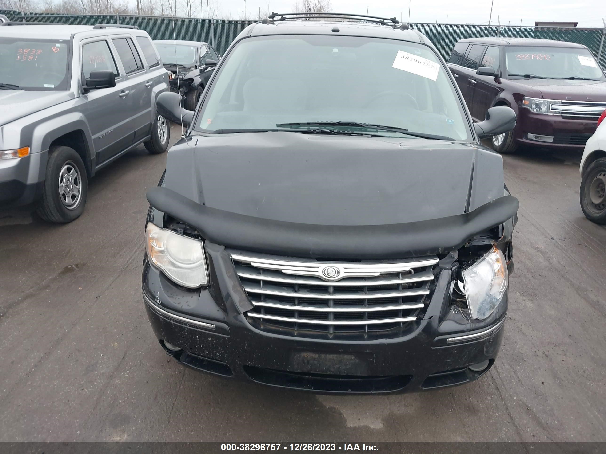 Photo 11 VIN: 2A4GP64LX7R144778 - CHRYSLER TOWN & COUNTRY 