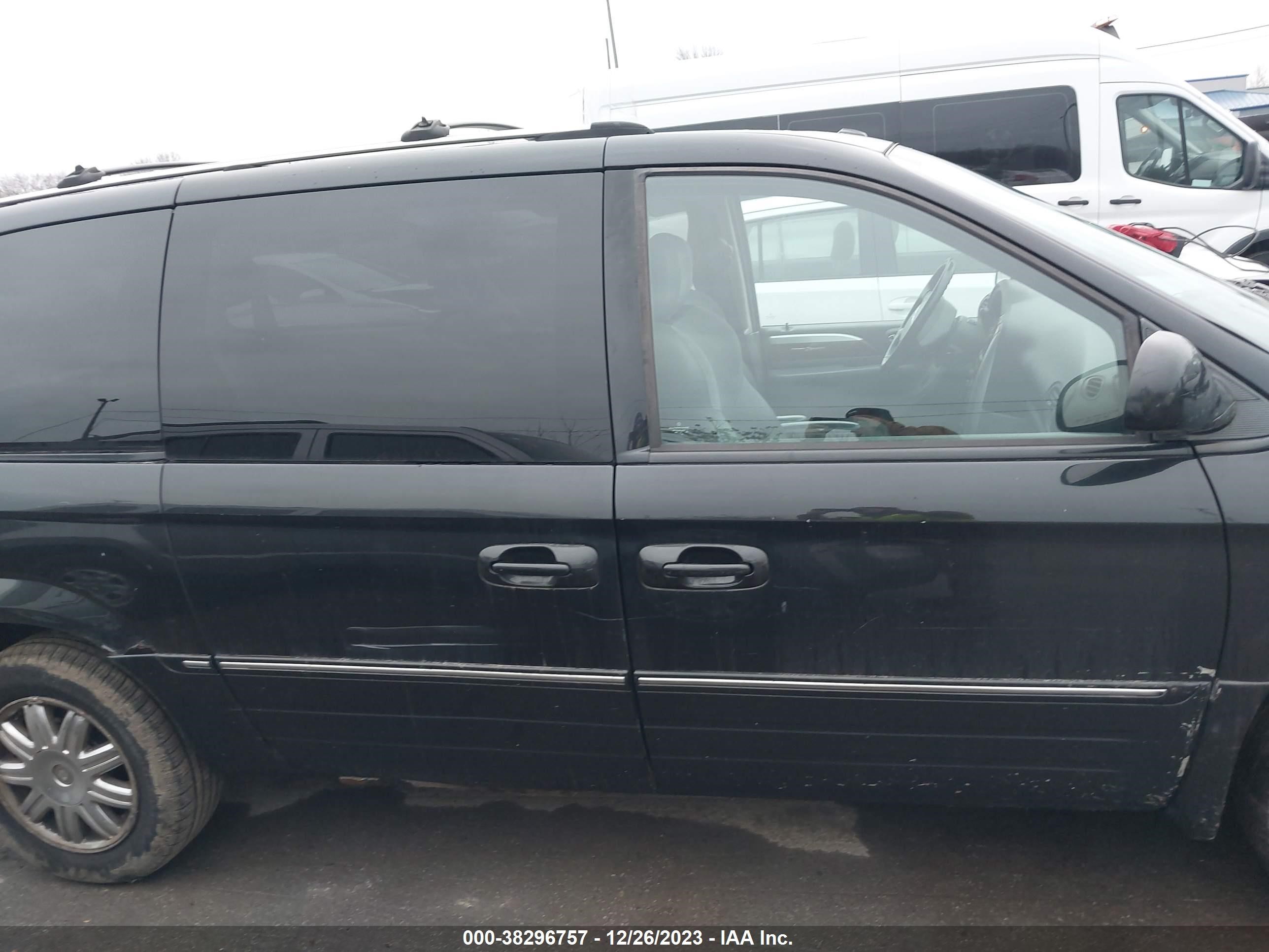 Photo 12 VIN: 2A4GP64LX7R144778 - CHRYSLER TOWN & COUNTRY 