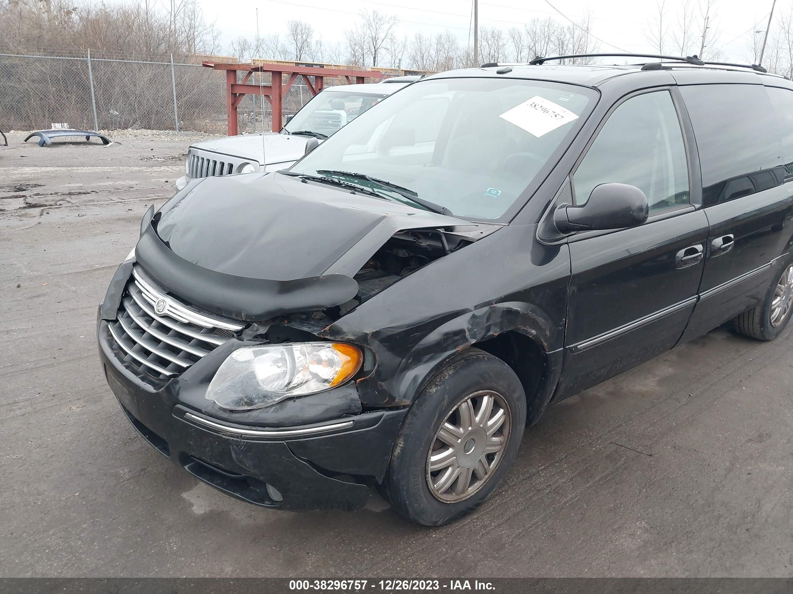 Photo 5 VIN: 2A4GP64LX7R144778 - CHRYSLER TOWN & COUNTRY 