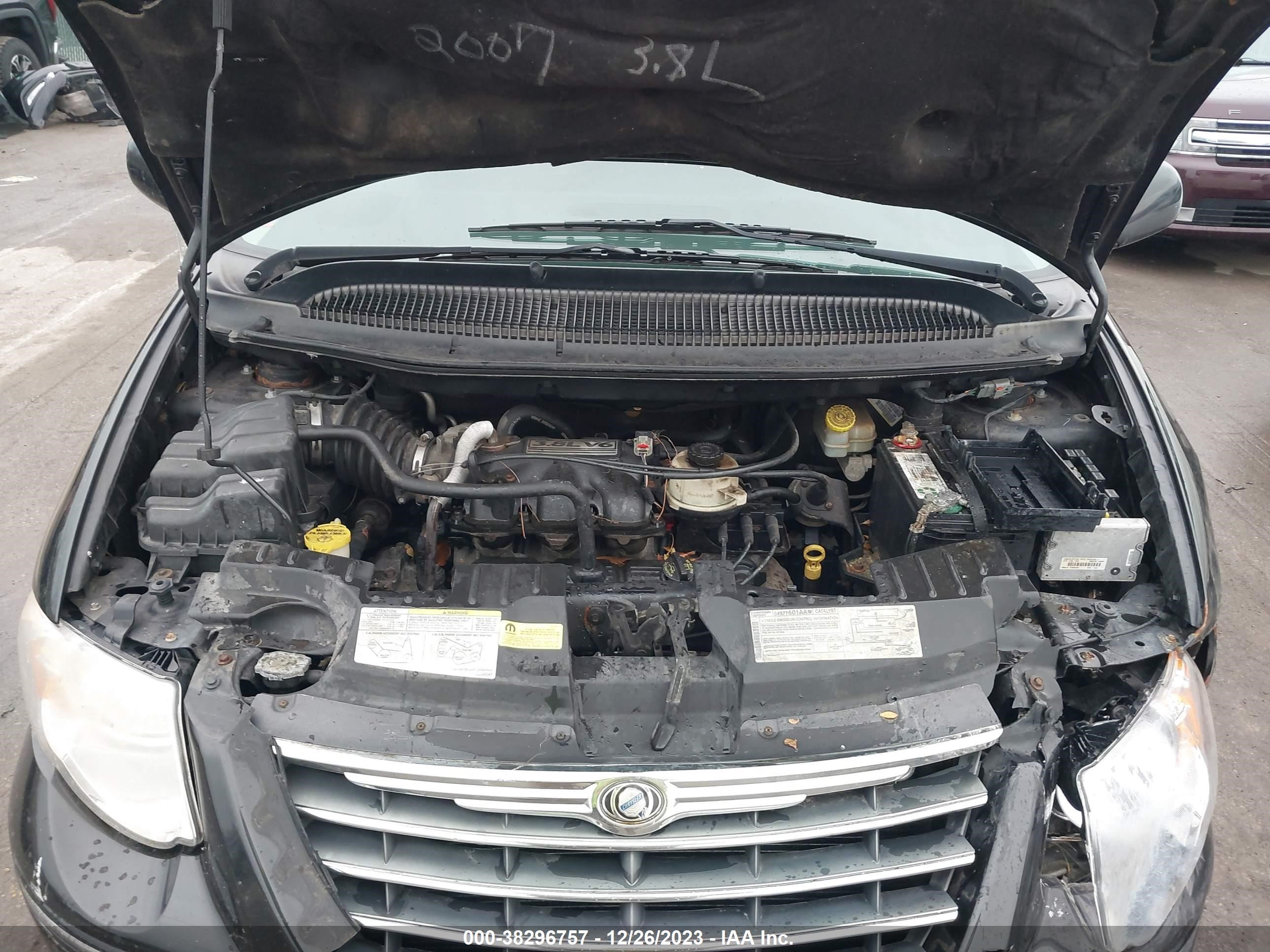 Photo 9 VIN: 2A4GP64LX7R144778 - CHRYSLER TOWN & COUNTRY 