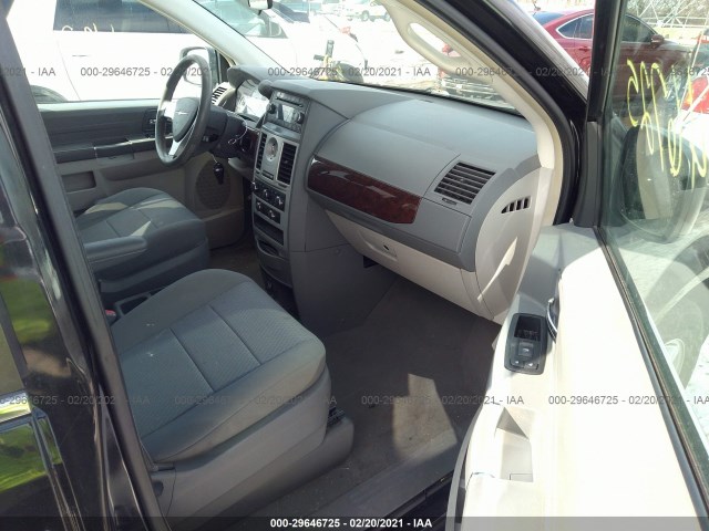 Photo 4 VIN: 2A4RR2D11AR356986 - CHRYSLER TOWN & COUNTRY 