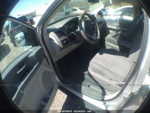 Photo 4 VIN: 2A4RR2D12AR422400 - CHRYSLER TOWN & COUNTRY 