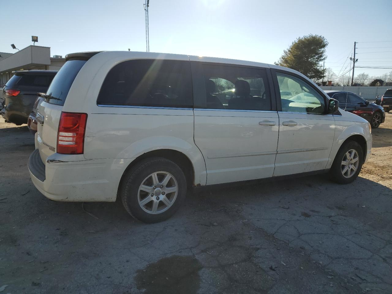 Photo 2 VIN: 2A4RR2D13AR464137 - CHRYSLER TOWN & COUNTRY 