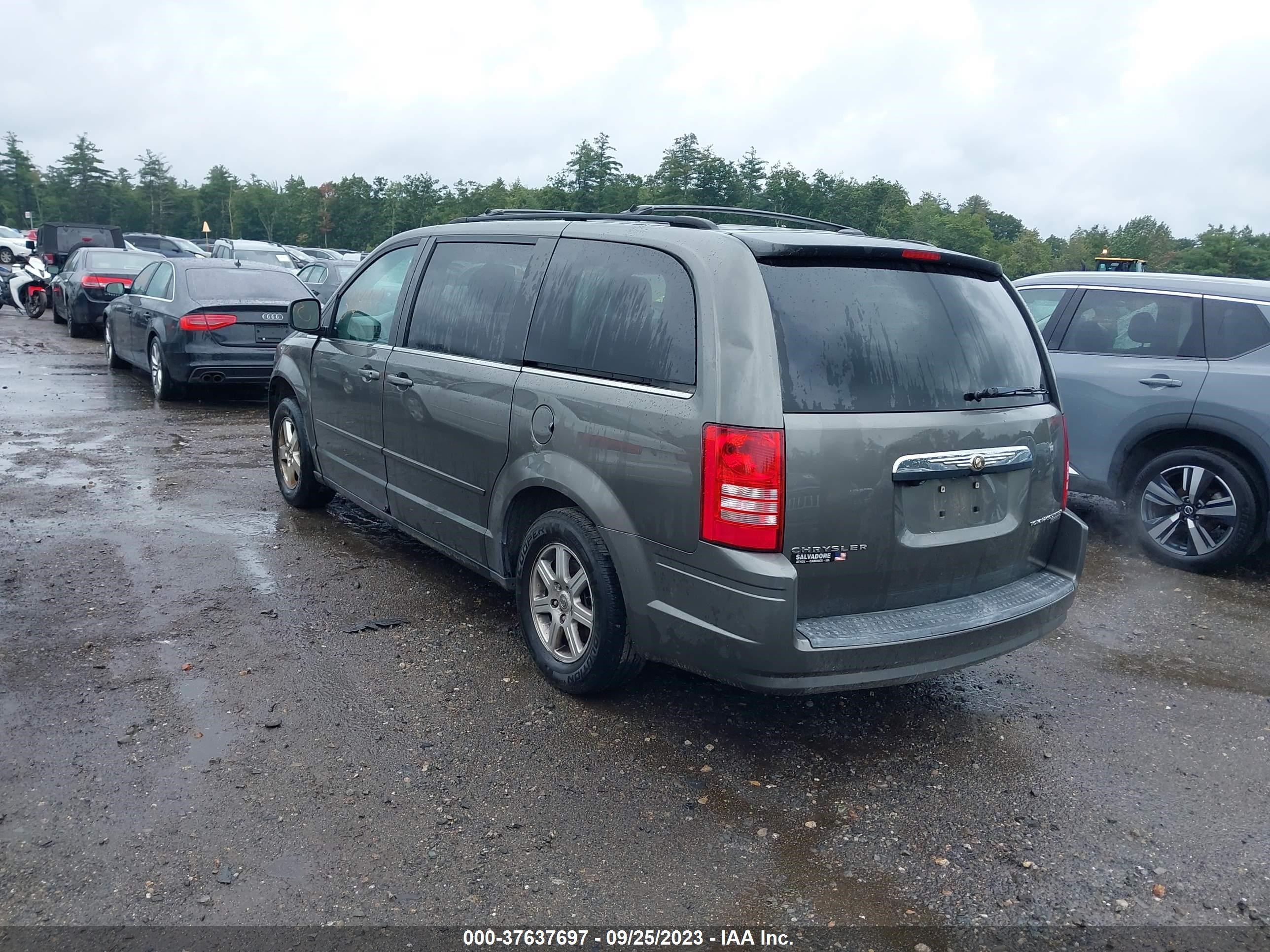 Photo 2 VIN: 2A4RR2D14AR358487 - CHRYSLER TOWN & COUNTRY 