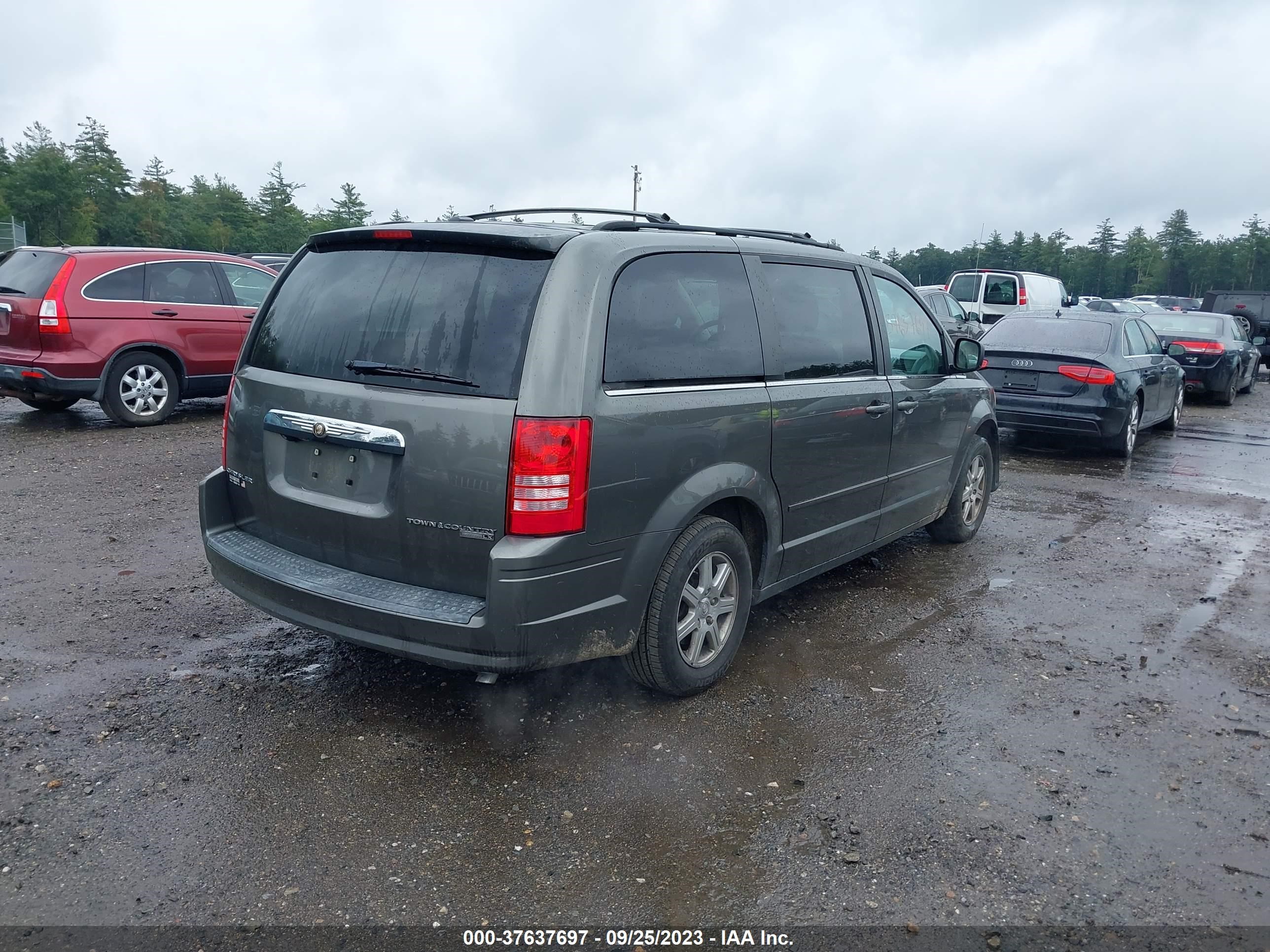 Photo 3 VIN: 2A4RR2D14AR358487 - CHRYSLER TOWN & COUNTRY 