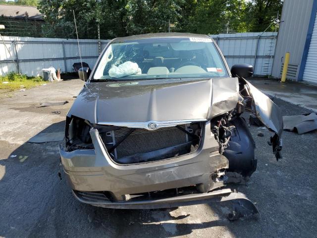 Photo 4 VIN: 2A4RR2D15AR334070 - CHRYSLER TOWN & COU 