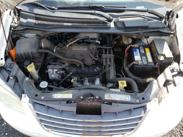 Photo 6 VIN: 2A4RR2D19AR422183 - CHRYSLER TOWN &AMP COU 