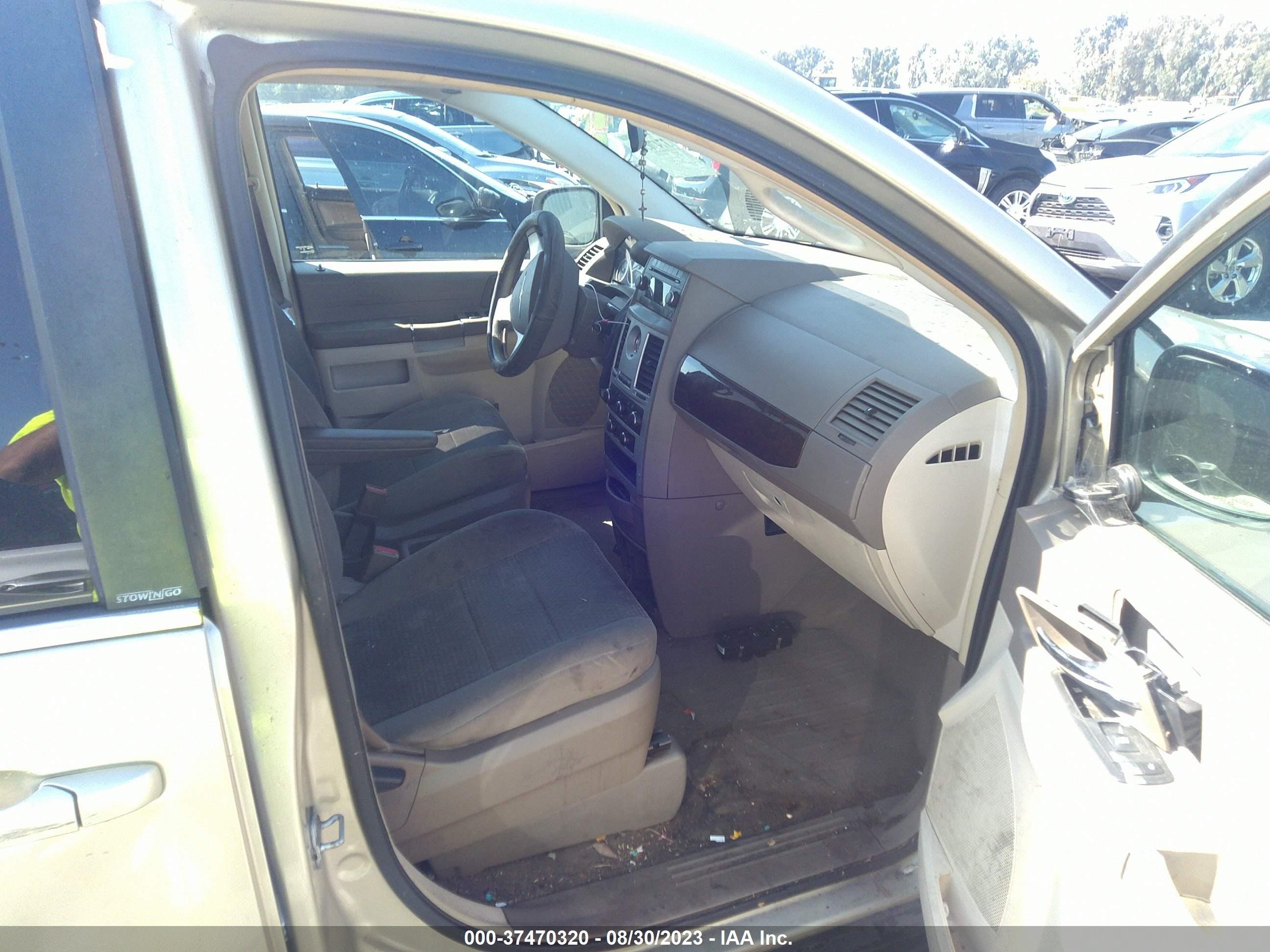 Photo 4 VIN: 2A4RR4DE1AR280023 - CHRYSLER TOWN & COUNTRY 