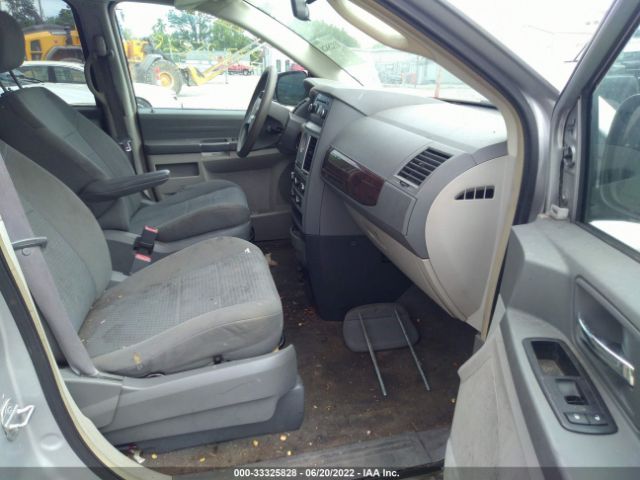 Photo 4 VIN: 2A4RR4DE2AR167861 - CHRYSLER TOWN & COUNTRY 