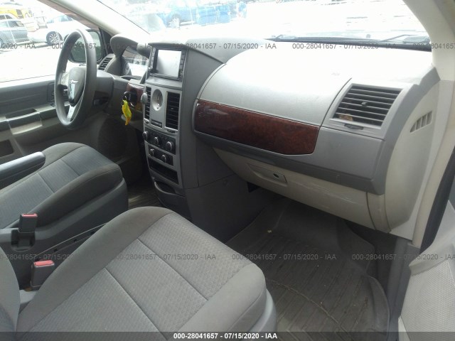 Photo 4 VIN: 2A4RR4DE3AR142810 - CHRYSLER TOWN & COUNTRY 