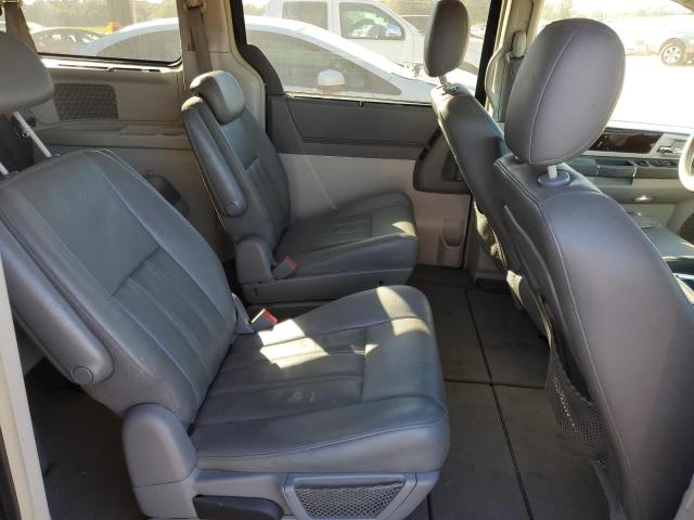 Photo 10 VIN: 2A4RR5D10AR150995 - CHRYSLER TOWN & COU 