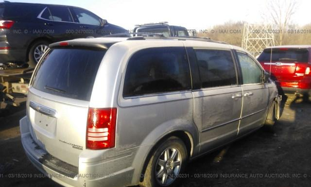 Photo 3 VIN: 2A4RR5D10AR170051 - CHRYSLER TOWN AND COUNTRY 