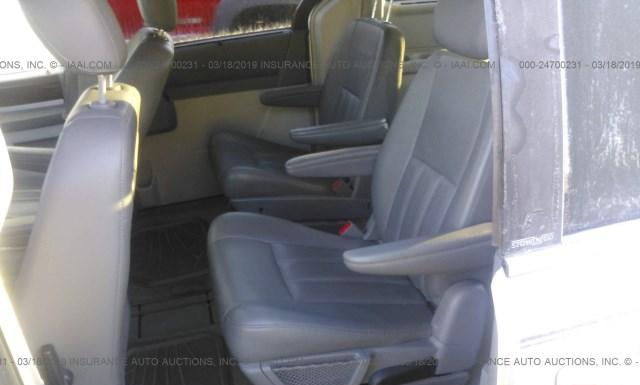 Photo 7 VIN: 2A4RR5D10AR170051 - CHRYSLER TOWN AND COUNTRY 