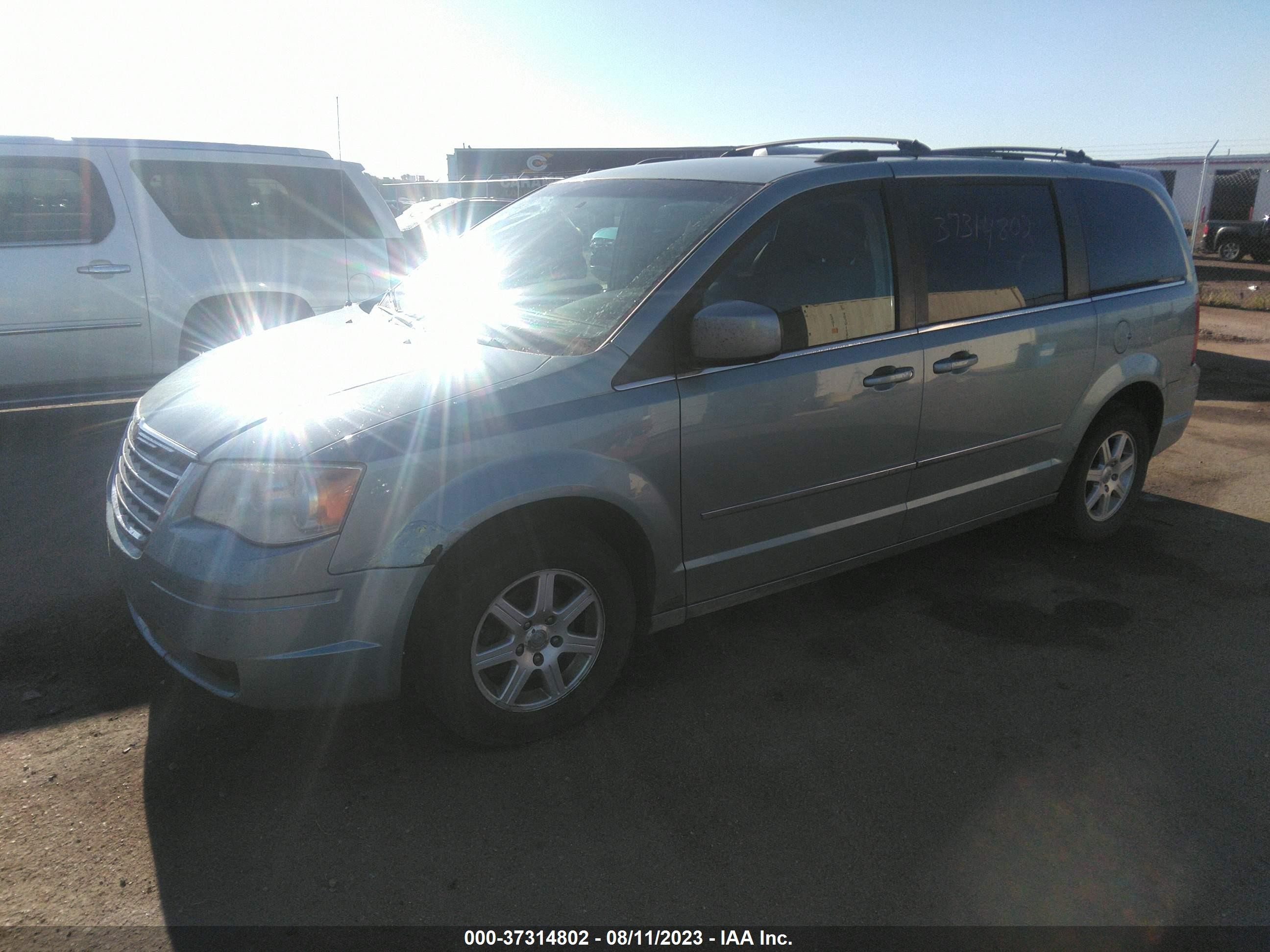 Photo 1 VIN: 2A4RR5D10AR430867 - CHRYSLER TOWN & COUNTRY 