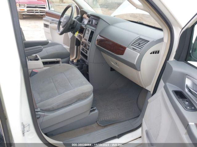 Photo 4 VIN: 2A4RR5D10AR500853 - CHRYSLER TOWN & COUNTRY 