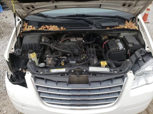 Photo 6 VIN: 2A4RR5D11AR102955 - CHRYSLER TOWN & COU 