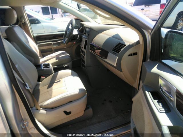 Photo 4 VIN: 2A4RR5D11AR187912 - CHRYSLER TOWN & COUNTRY 