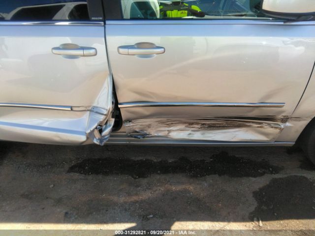 Photo 5 VIN: 2A4RR5D11AR187912 - CHRYSLER TOWN & COUNTRY 